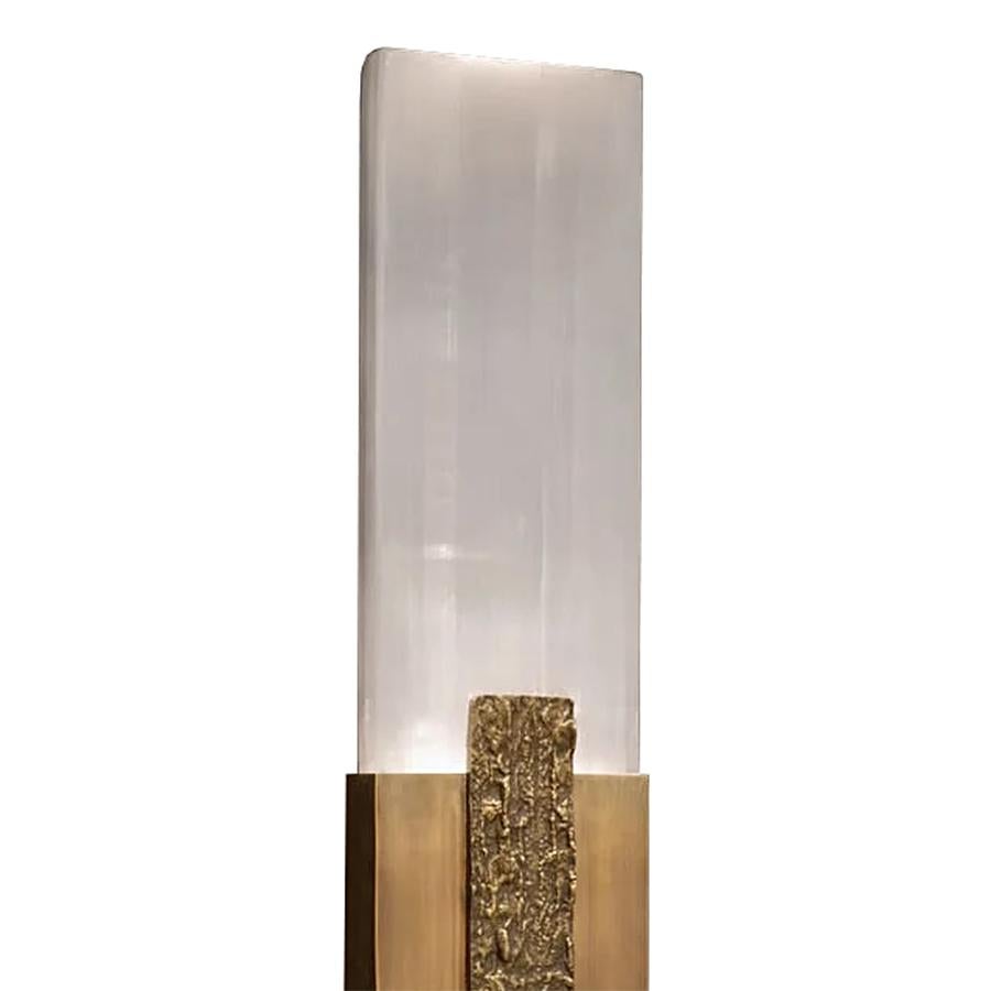 Lámpara de pared Hoja de selenita con latón macizo y bronce
estructura en acabado bronce claro y piedra selenita
pantalla. 2 Bombillas, portalámparas tipo G9, 3W/220V, 
regulable. Regulador de intensidad no incluido. Bombilla no incluida.
