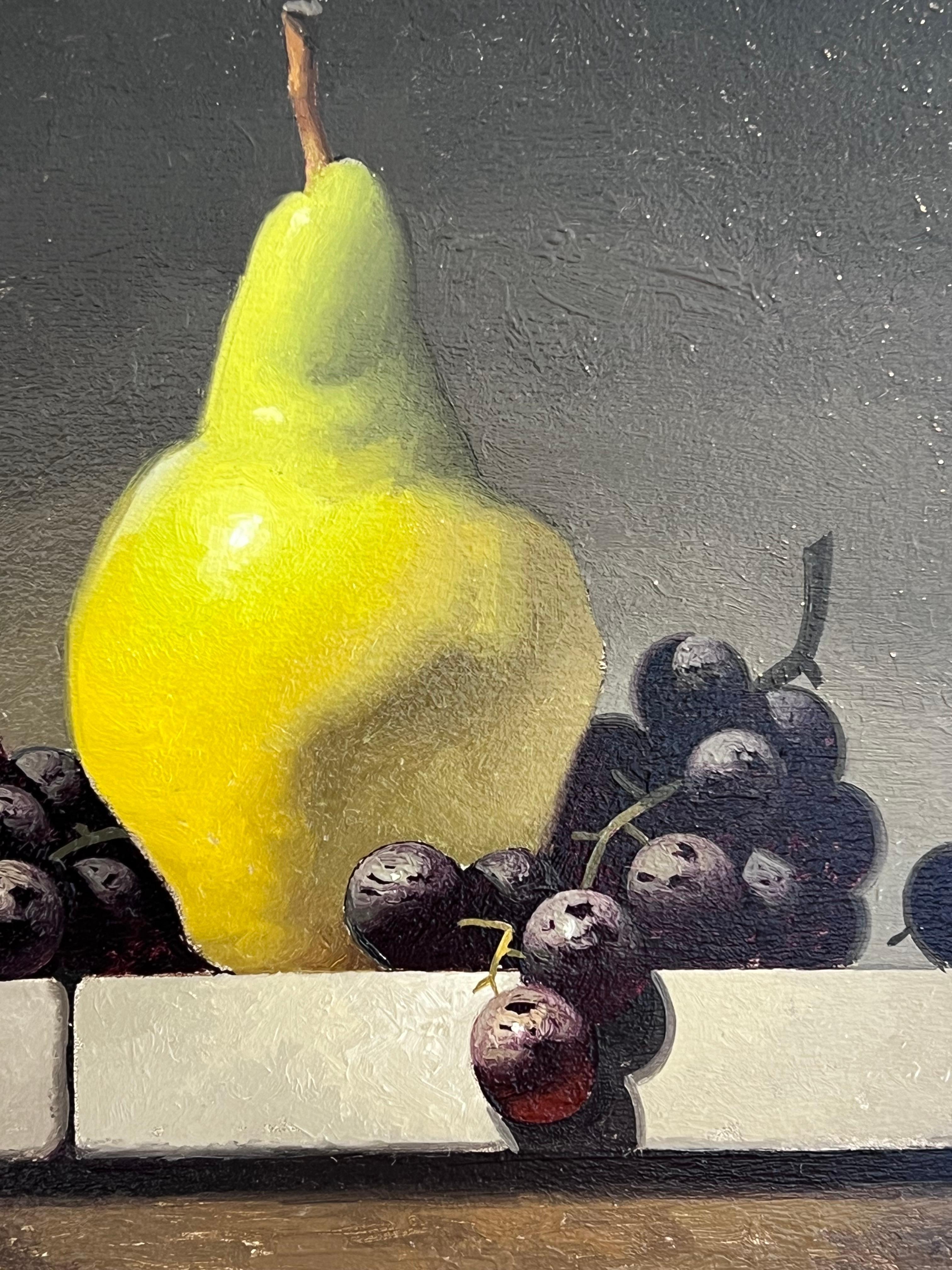 Bartlett verde y uvas negras- Original pintura realista de bodegón-arte moderno en venta 1