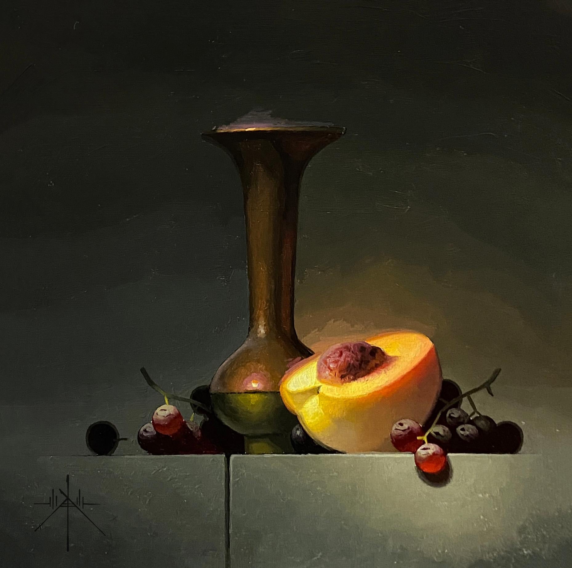 "Vaso di pesca e ottone" (2024) di Blair Atherholt, pittura a olio originale su pannello