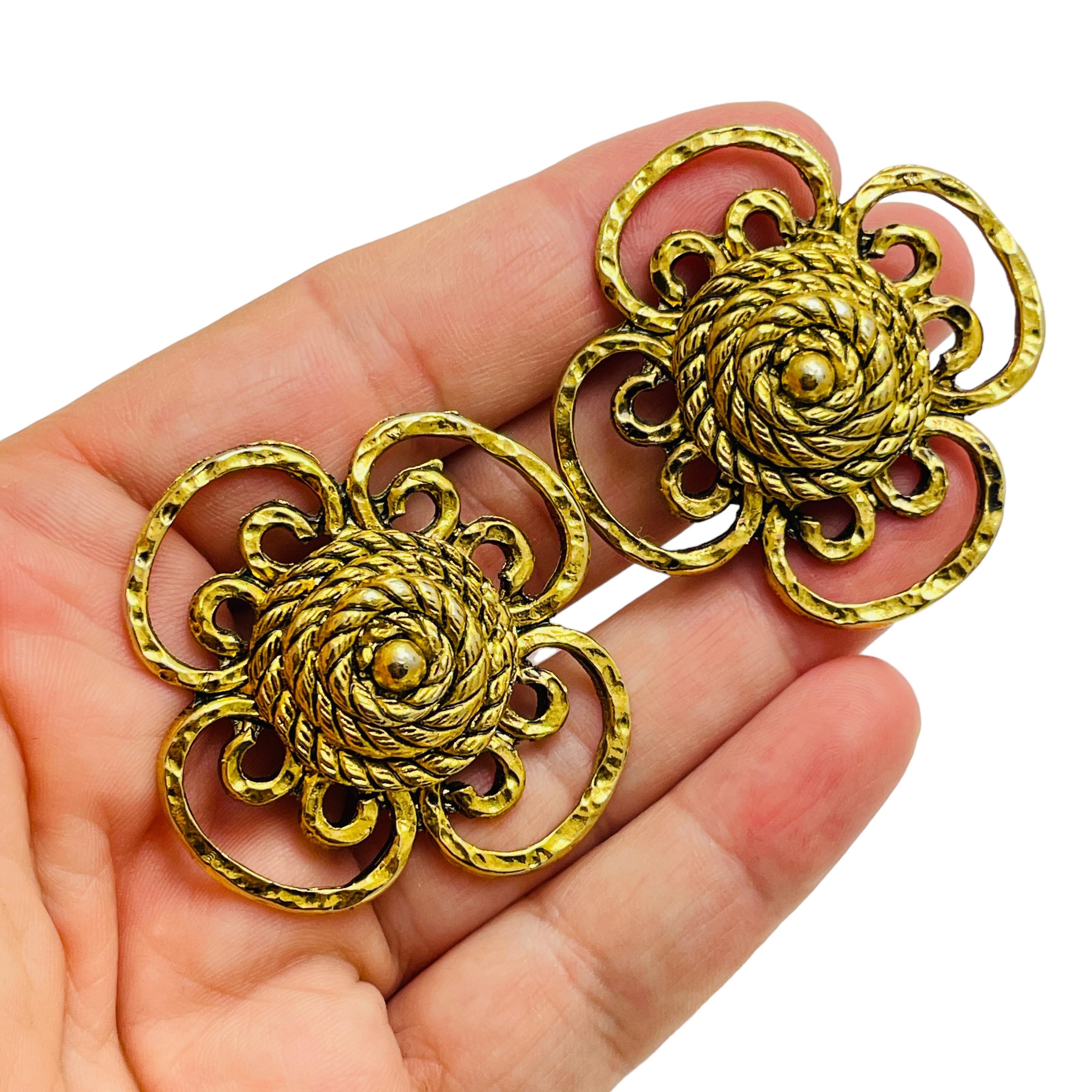 Women's BLAIR DELMANICO signed vintage gold cross designer runway clip on earrings For Sale