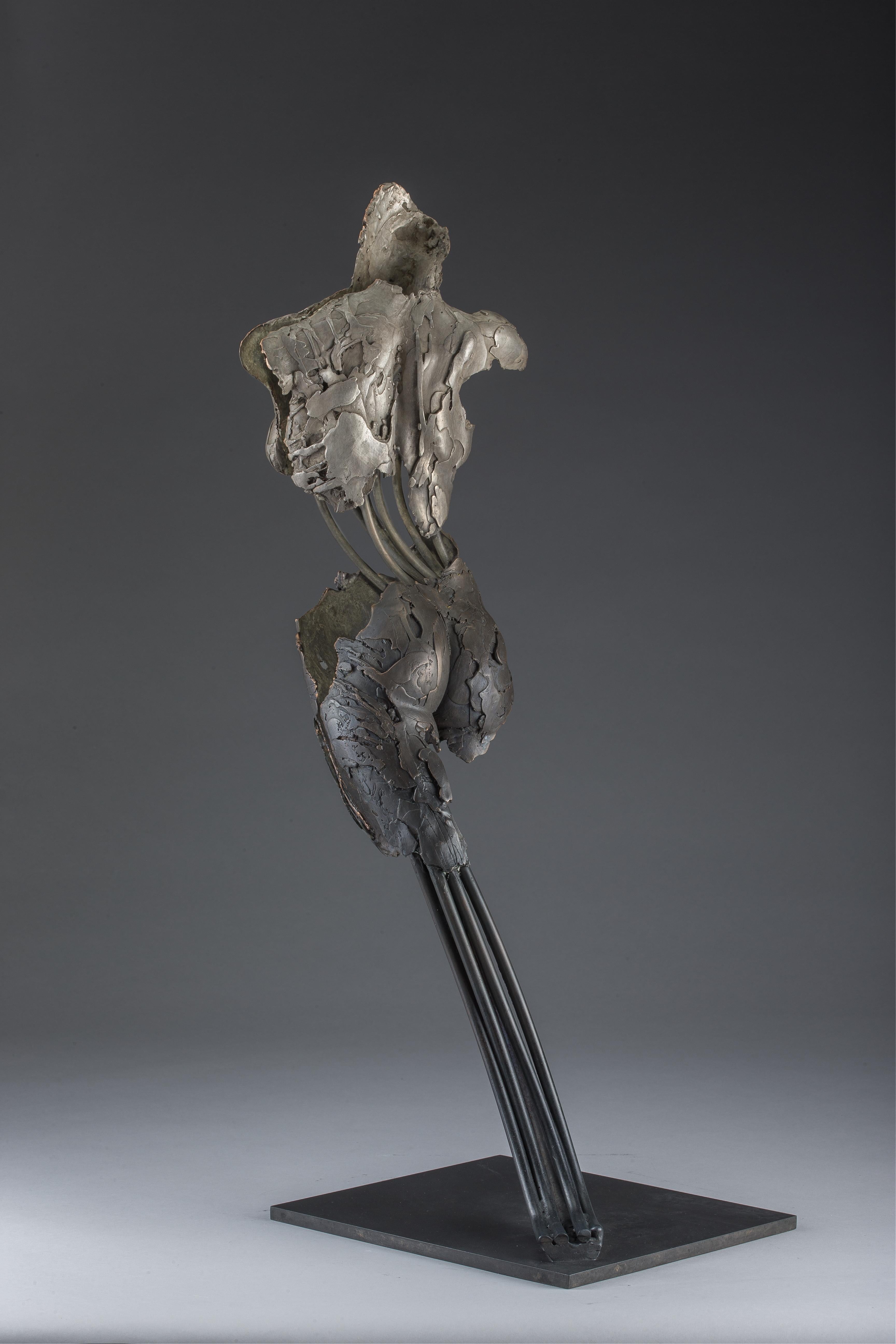 Harut babilonese (Angelo di Babilonia). Il Corano (2:102) racconta di due angeli di nome Harut e Marut che furono inviati al popolo di Babilonia per mettere alla prova la loro fede insegnando loro la magia.

Bronzo

Monaco 2014

Pezzo unico

29,9 x