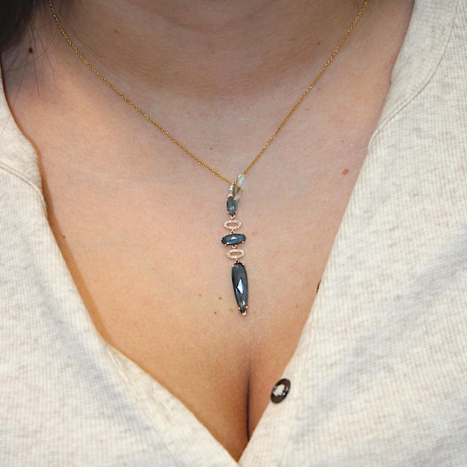 Kühn. Selten. Unvergesslich. Die Tatum-Halskette von Mountain Song Jeweler ist ein strahlendes Meisterwerk aus Farbe und Handwerkskunst. In seinem Zentrum glänzt ein außergewöhnlicher 12,24 Karat natürlicher Turmalin, der mit seiner lebendigen Tiefe