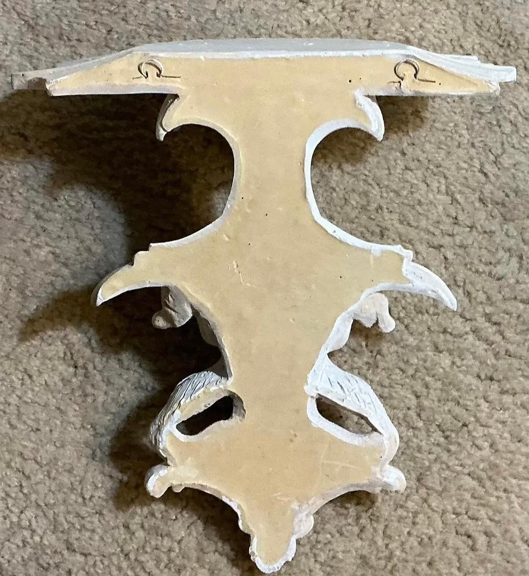 Il s'agit d'une paire de supports muraux de forme ancestrale de style Blanc de Chines. Ils sont en plâtre moulé et datent probablement des années 1970. Ils sont en très bon état.