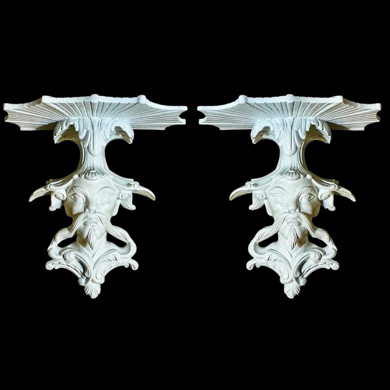Américain Paire de supports muraux anciens de style chinois d'exportation Blanc de Chine en vente