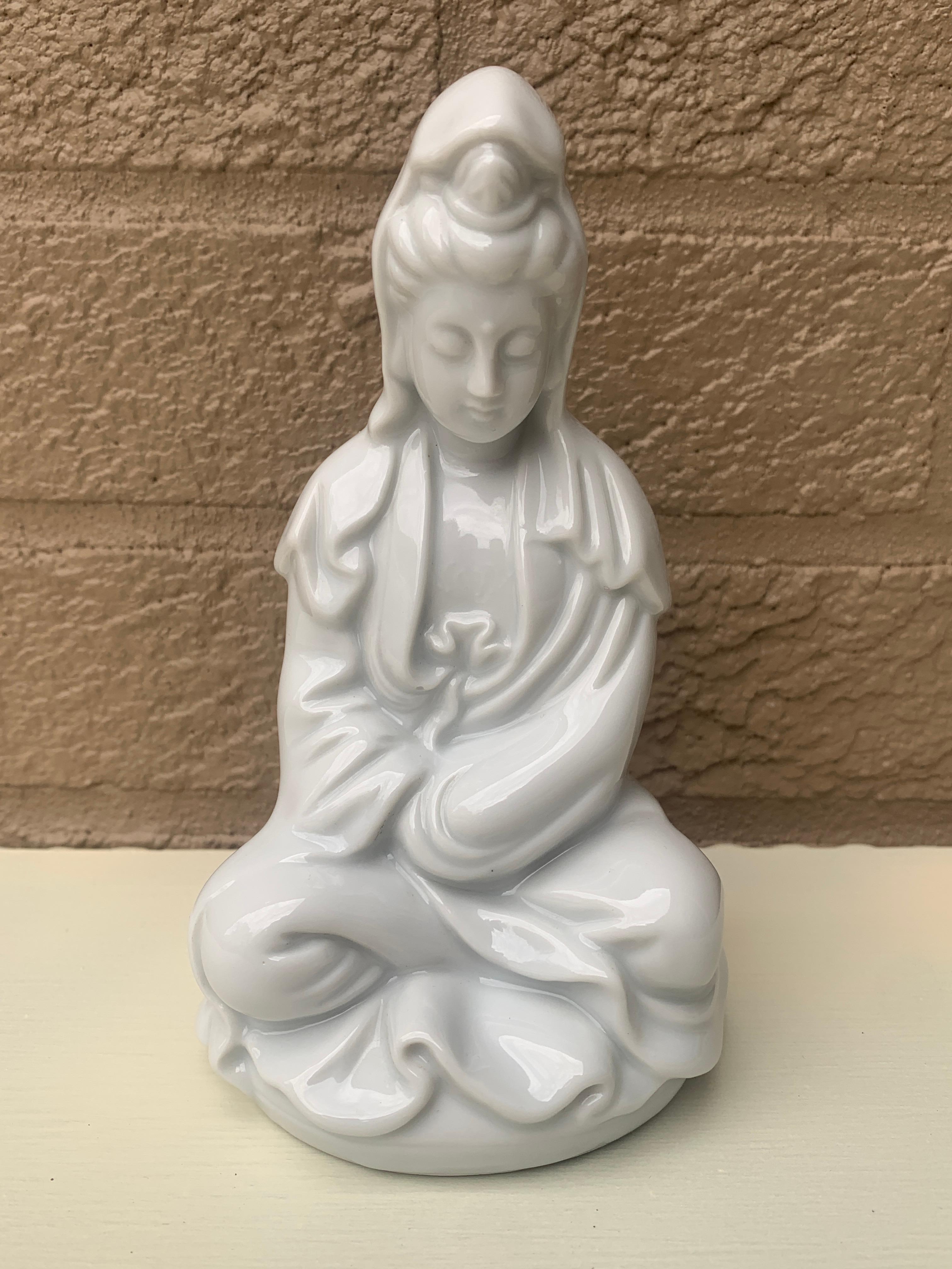 A gorgeous blanc de chine porcelain Chinese statue of the goddess Lotus Kwan-Yin

Circa mid-20th century

Measures: 3.5