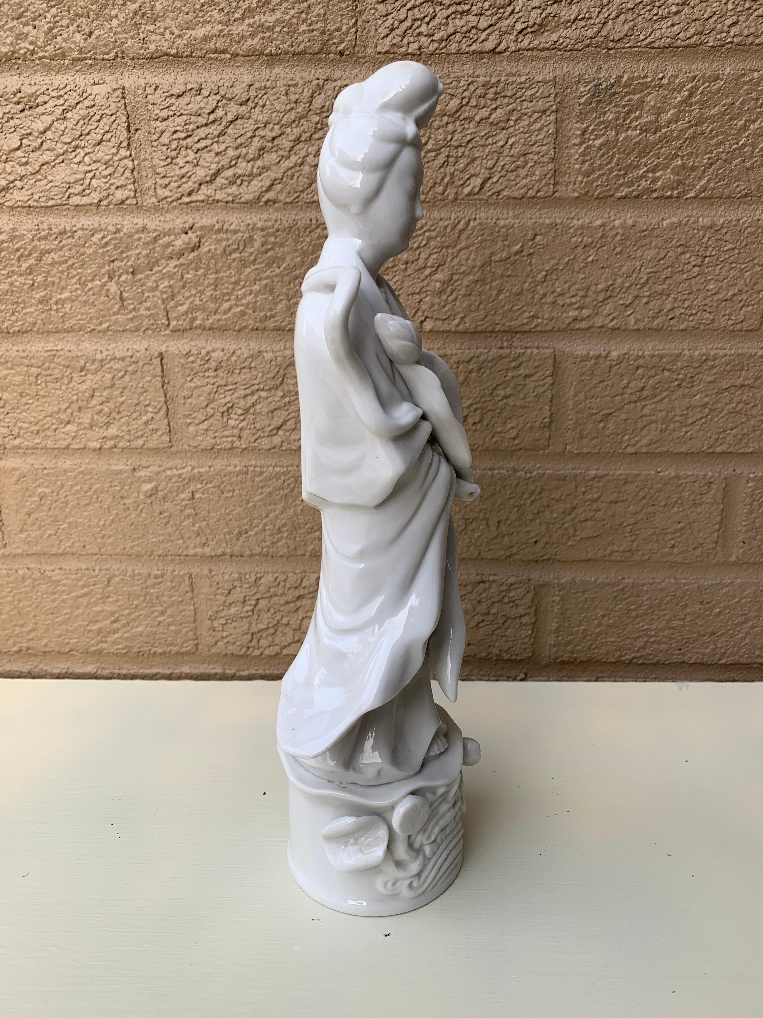 Blanc De Chine Chinoiserie-Porzellanfigur von Quanyin aus Quanyin im Angebot 5