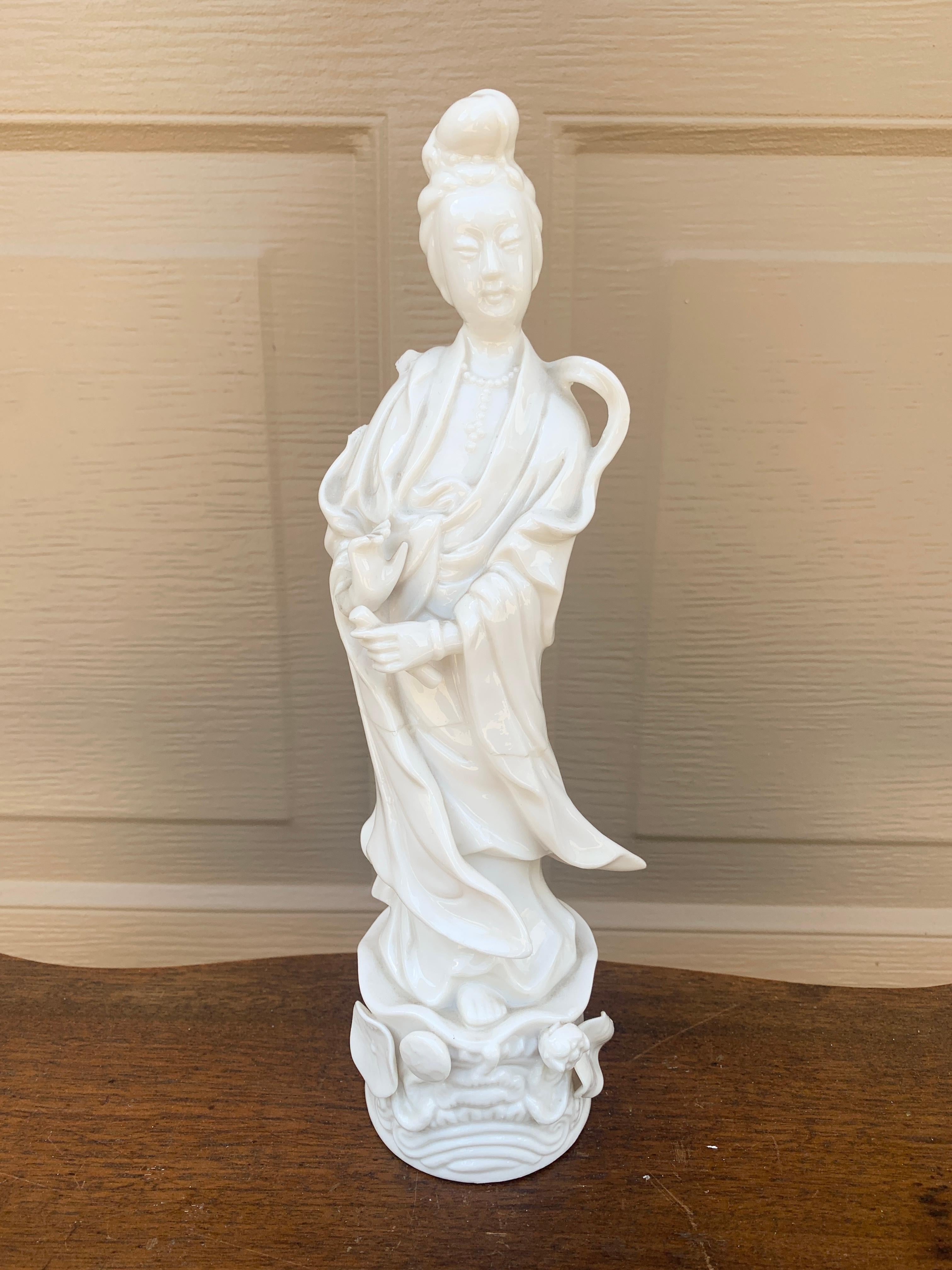 Impresionante figura vintage de porcelana Blanc de Chine de Quanyin, la diosa china de la misericordia

China, alrededor de mediados del siglo XX

Medidas: 3,5 