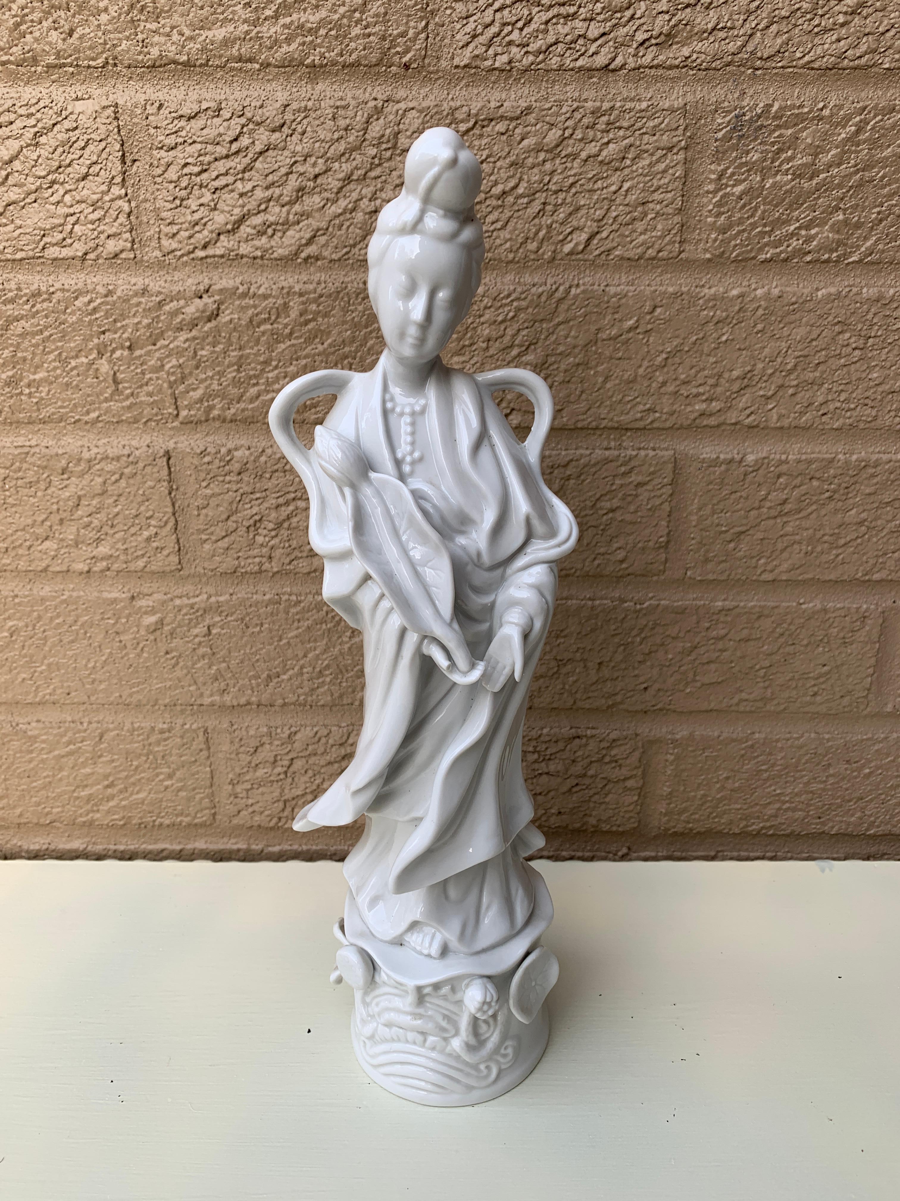 Eine wunderschöne Vintage Blanc de Chine Porzellanfigur von Quanyin, der chinesischen Göttin der Barmherzigkeit

China, etwa Mitte des 20. Jahrhunderts

Maße: 4 