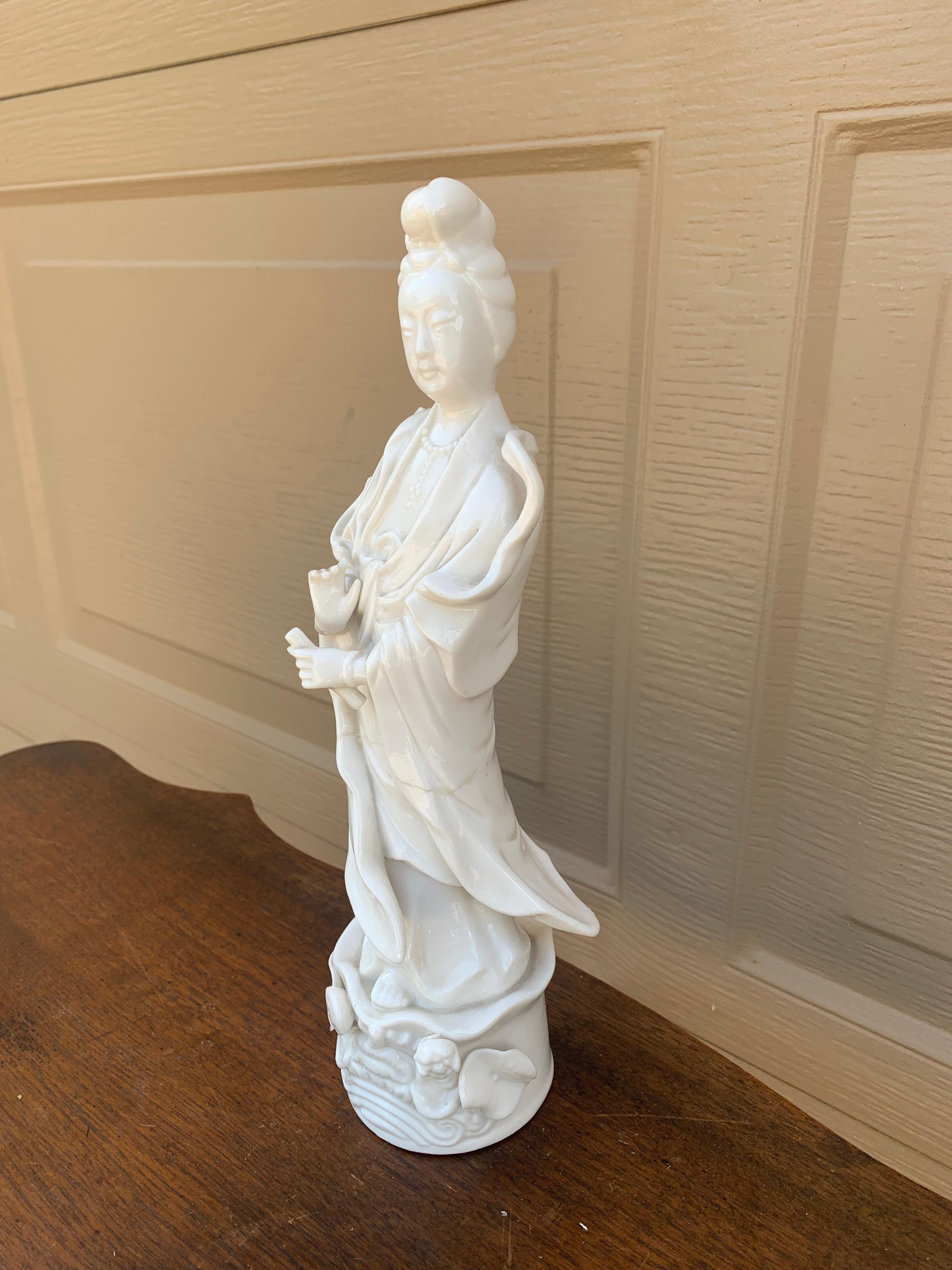 Blanc De Chine Figura de porcelana chinesca de Quanyin Chinoiserie en venta