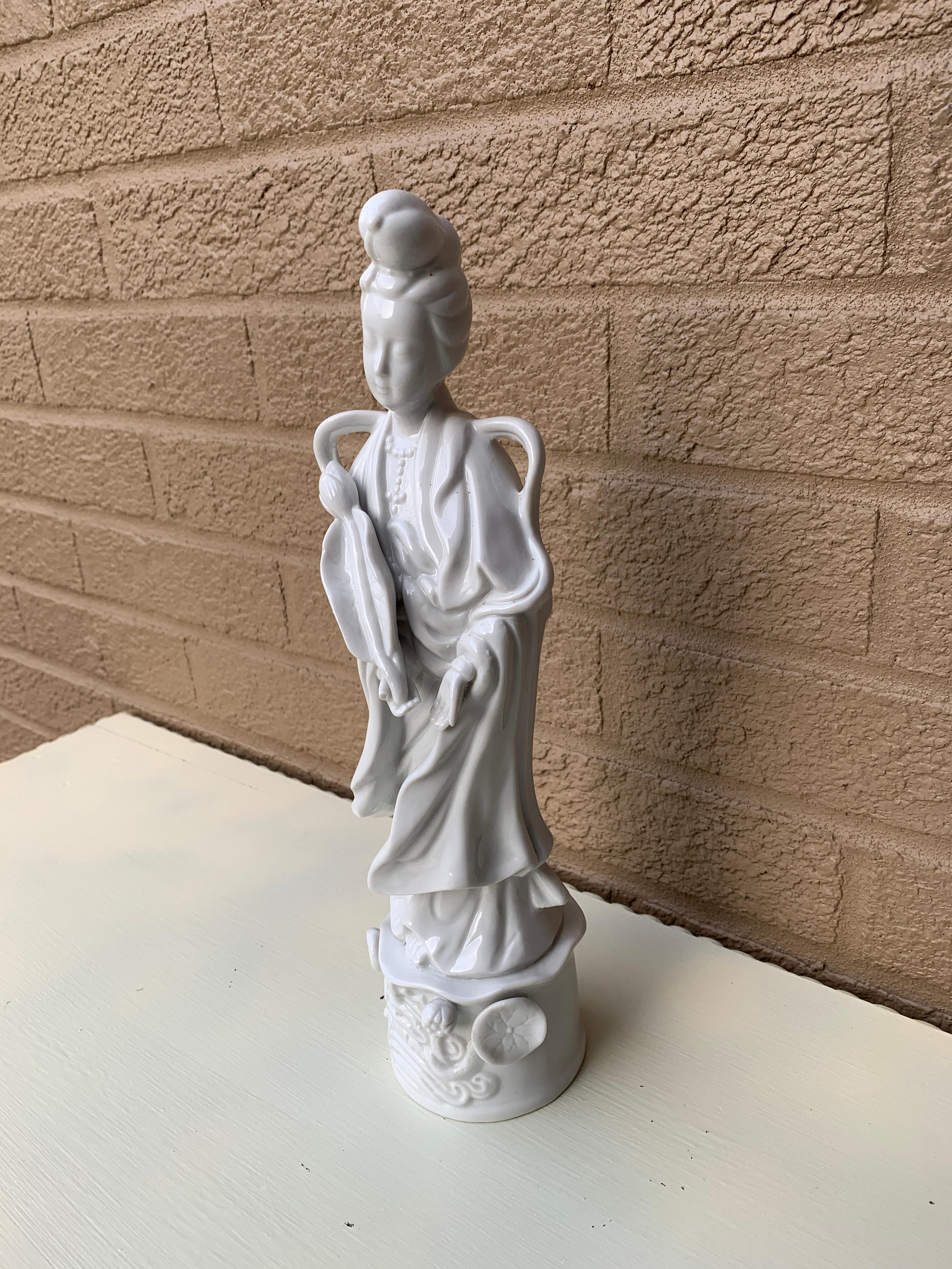 Blanc De Chine Chinoiserie-Porzellanfigur von Quanyin aus Quanyin (Chinesisch) im Angebot