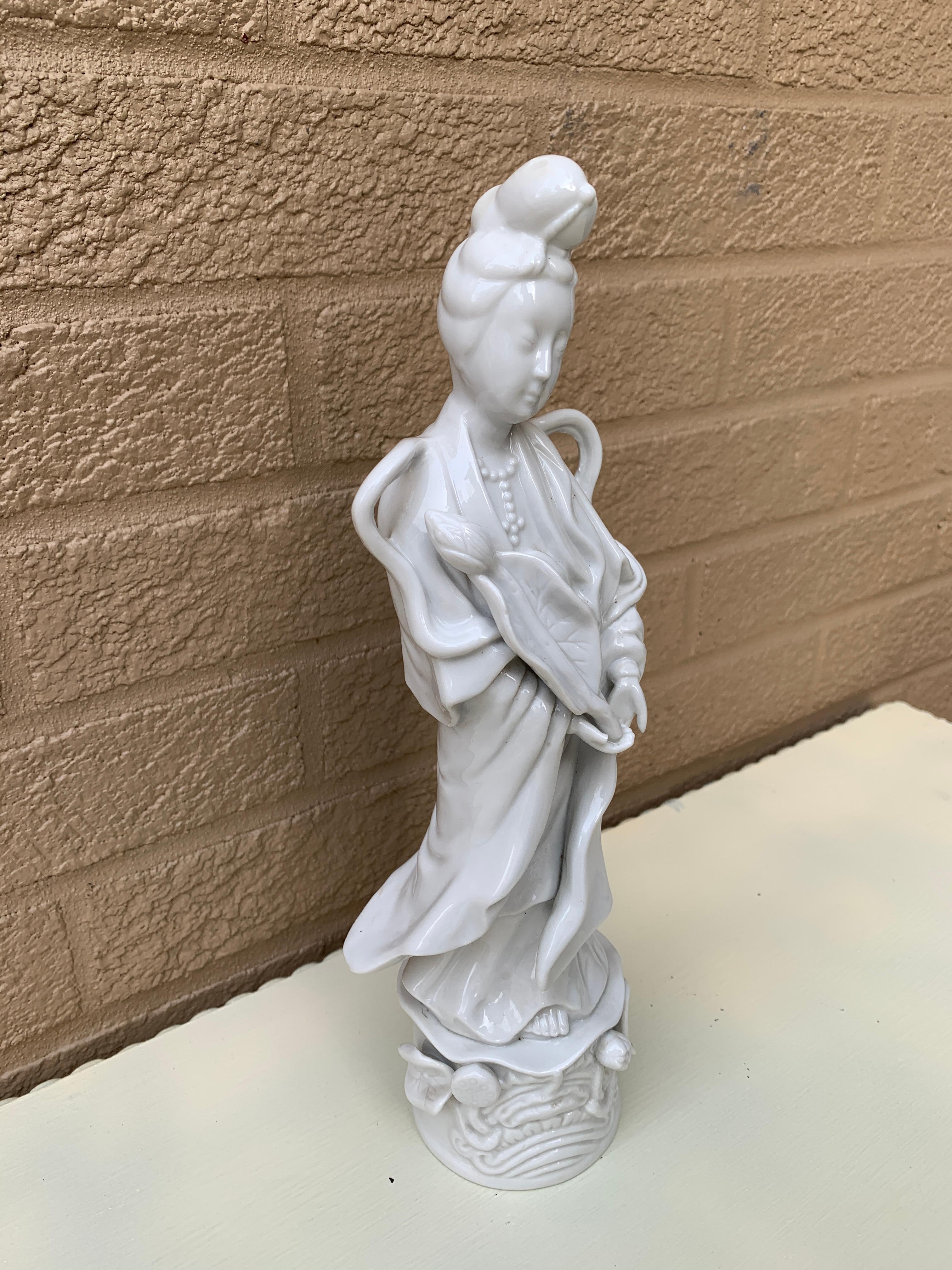 Blanc De Chine Chinoiserie-Porzellanfigur von Quanyin aus Quanyin im Zustand „Gut“ im Angebot in Elkhart, IN