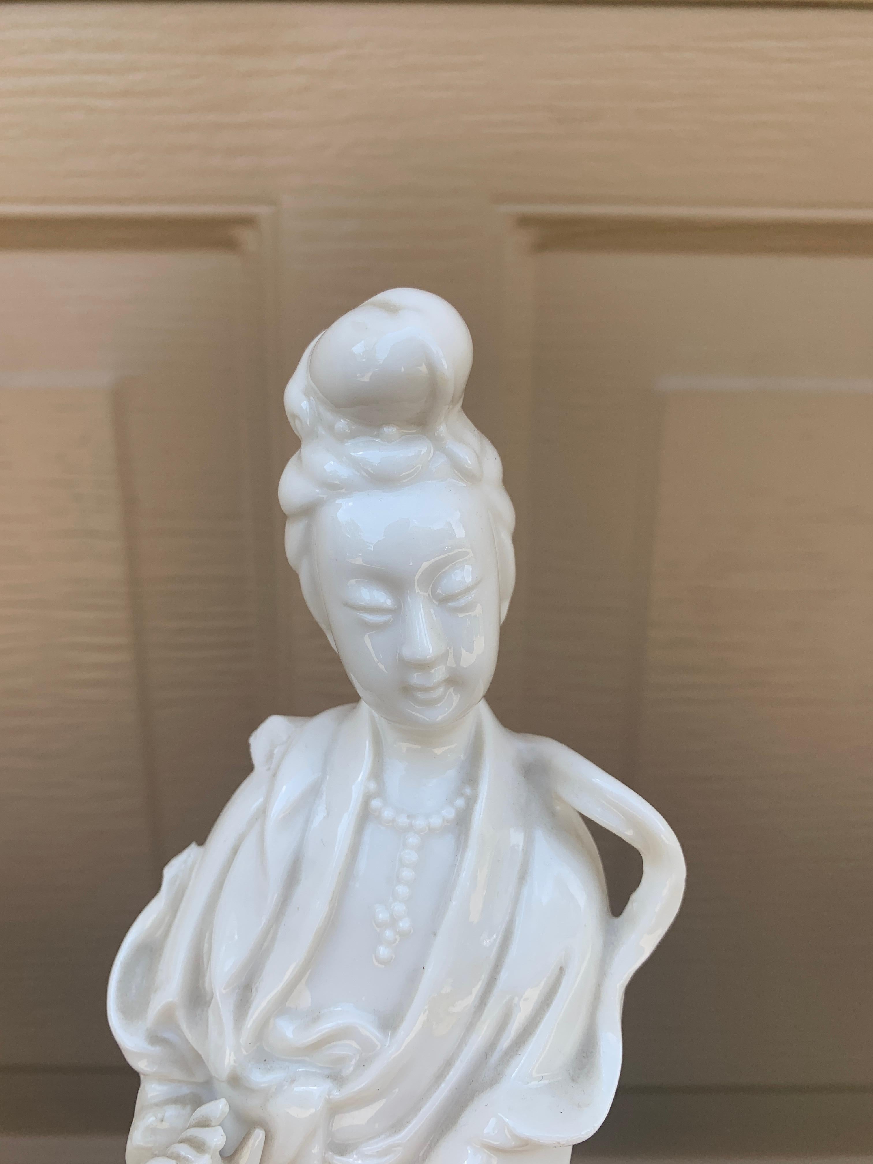 Blanc De Chine Figura de porcelana chinesca de Quanyin en Bueno estado para la venta en Elkhart, IN