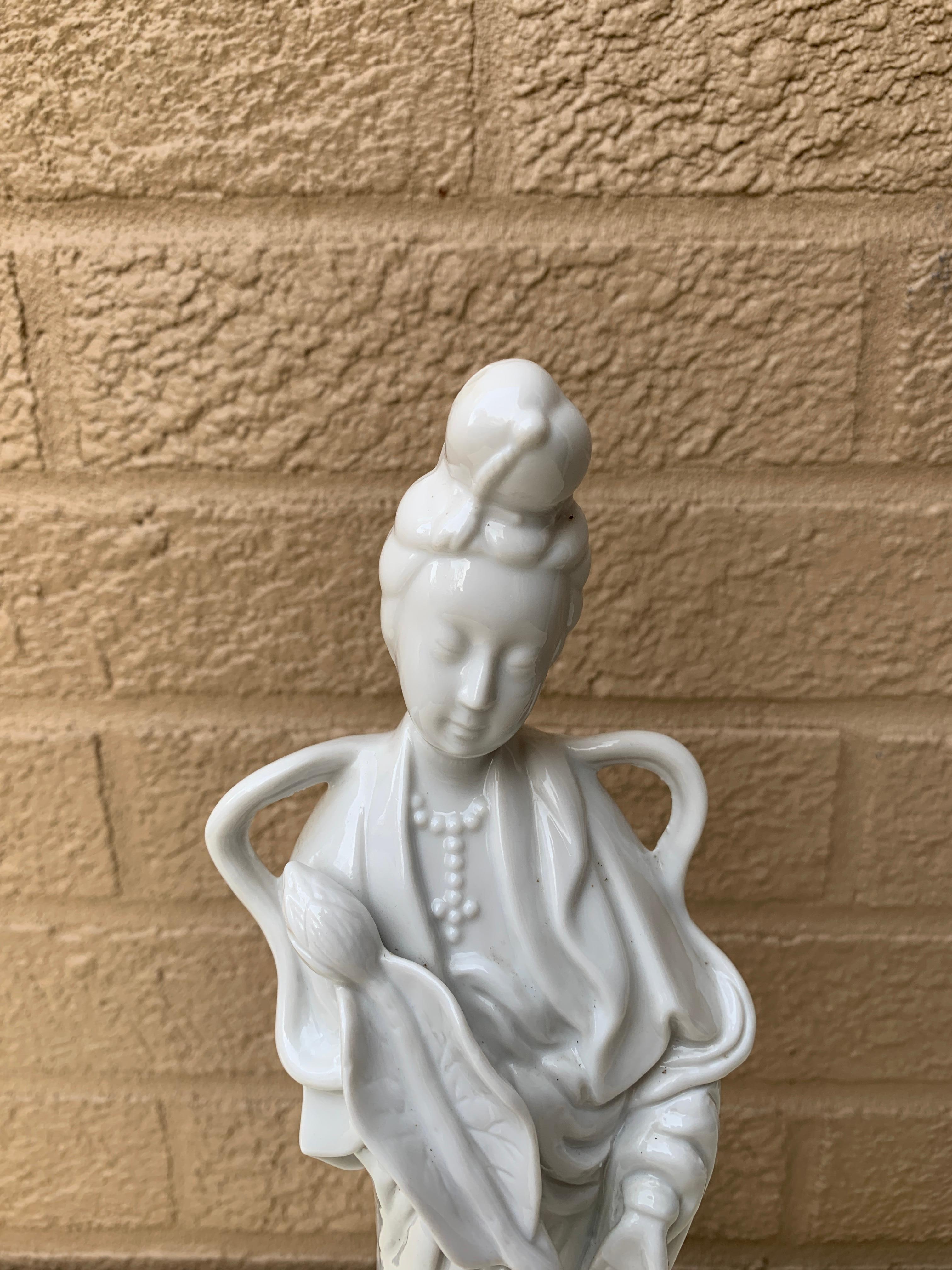 Blanc De Chine Chinoiserie-Porzellanfigur von Quanyin aus Quanyin (Mitte des 20. Jahrhunderts) im Angebot