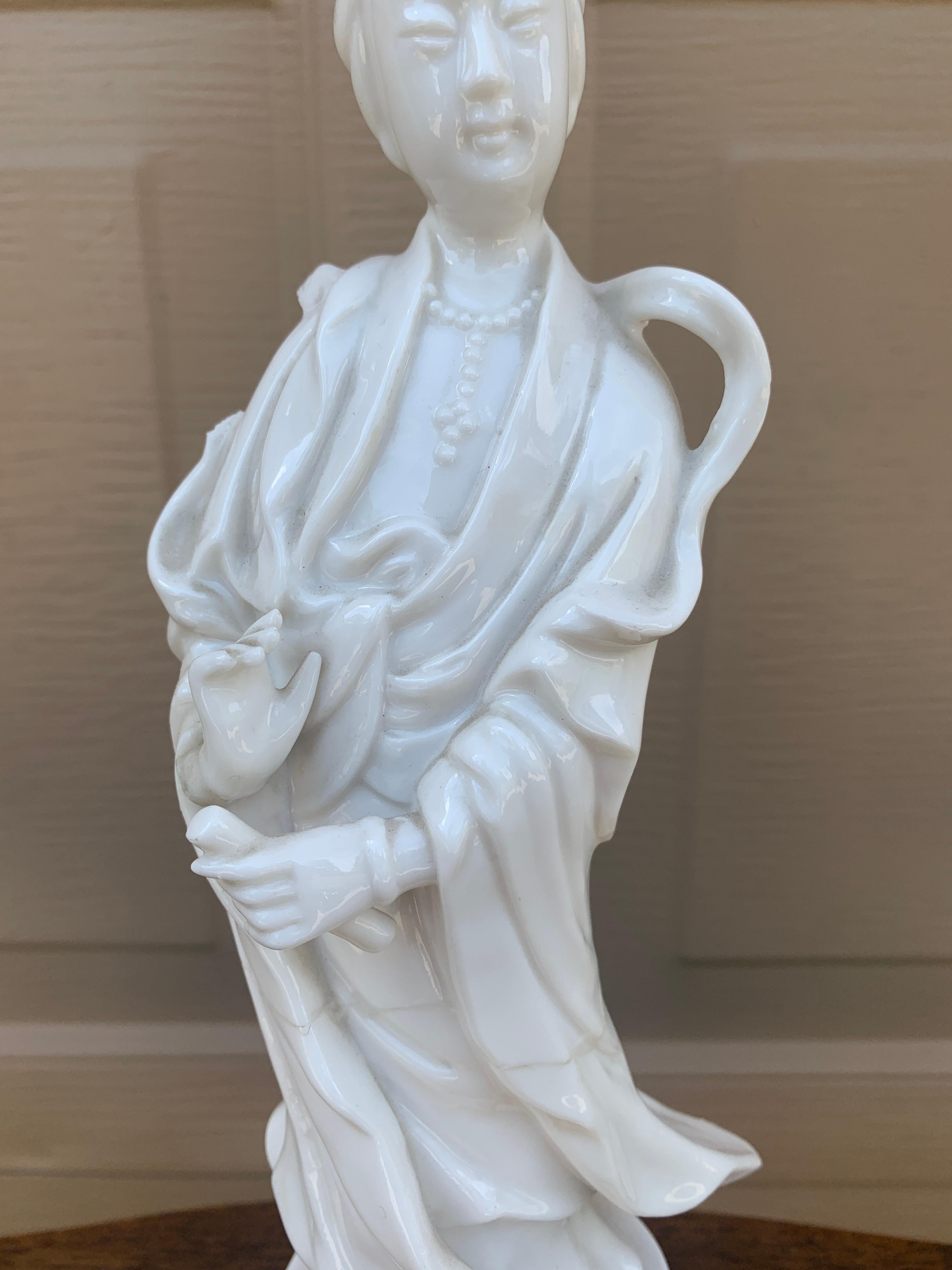 Blanc De Chine Figura de porcelana chinesca de Quanyin mediados del siglo XX en venta