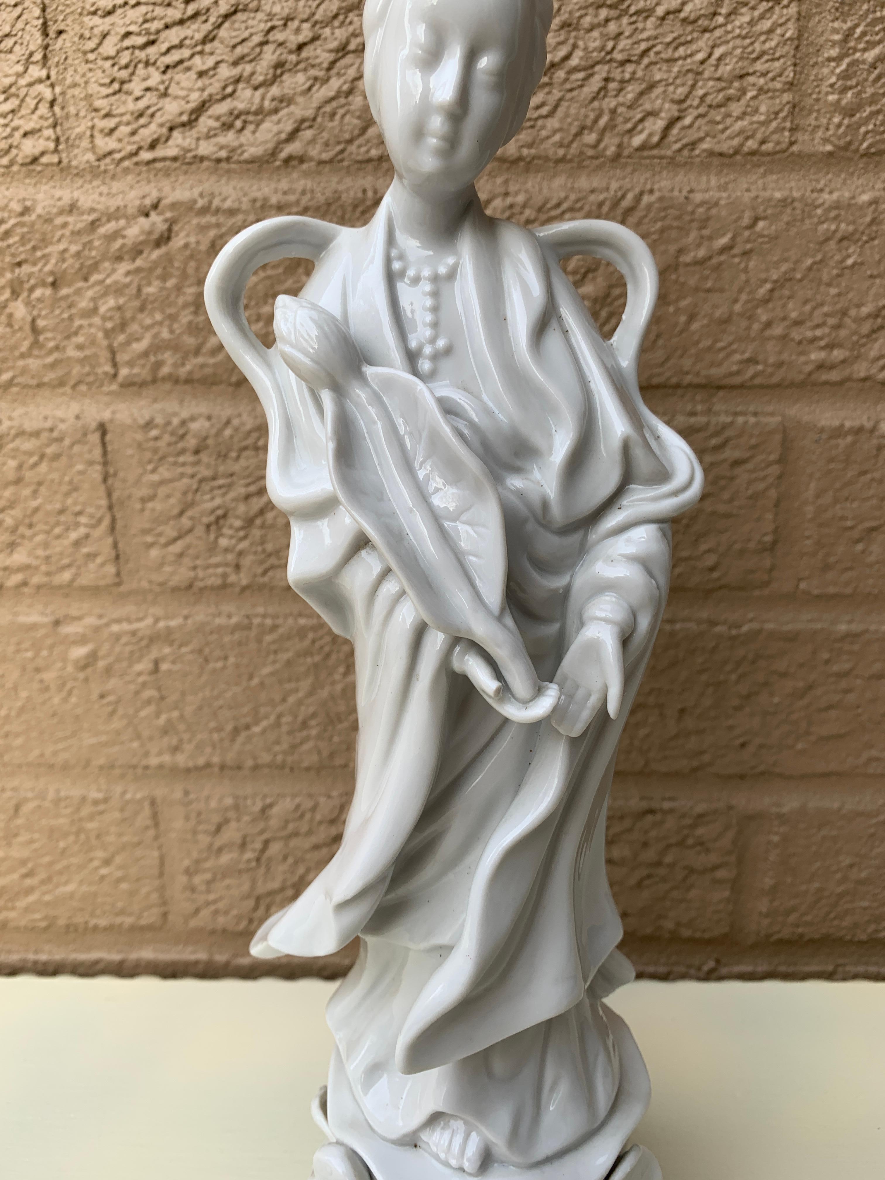 Blanc De Chine Chinoiserie-Porzellanfigur von Quanyin aus Quanyin im Angebot 1