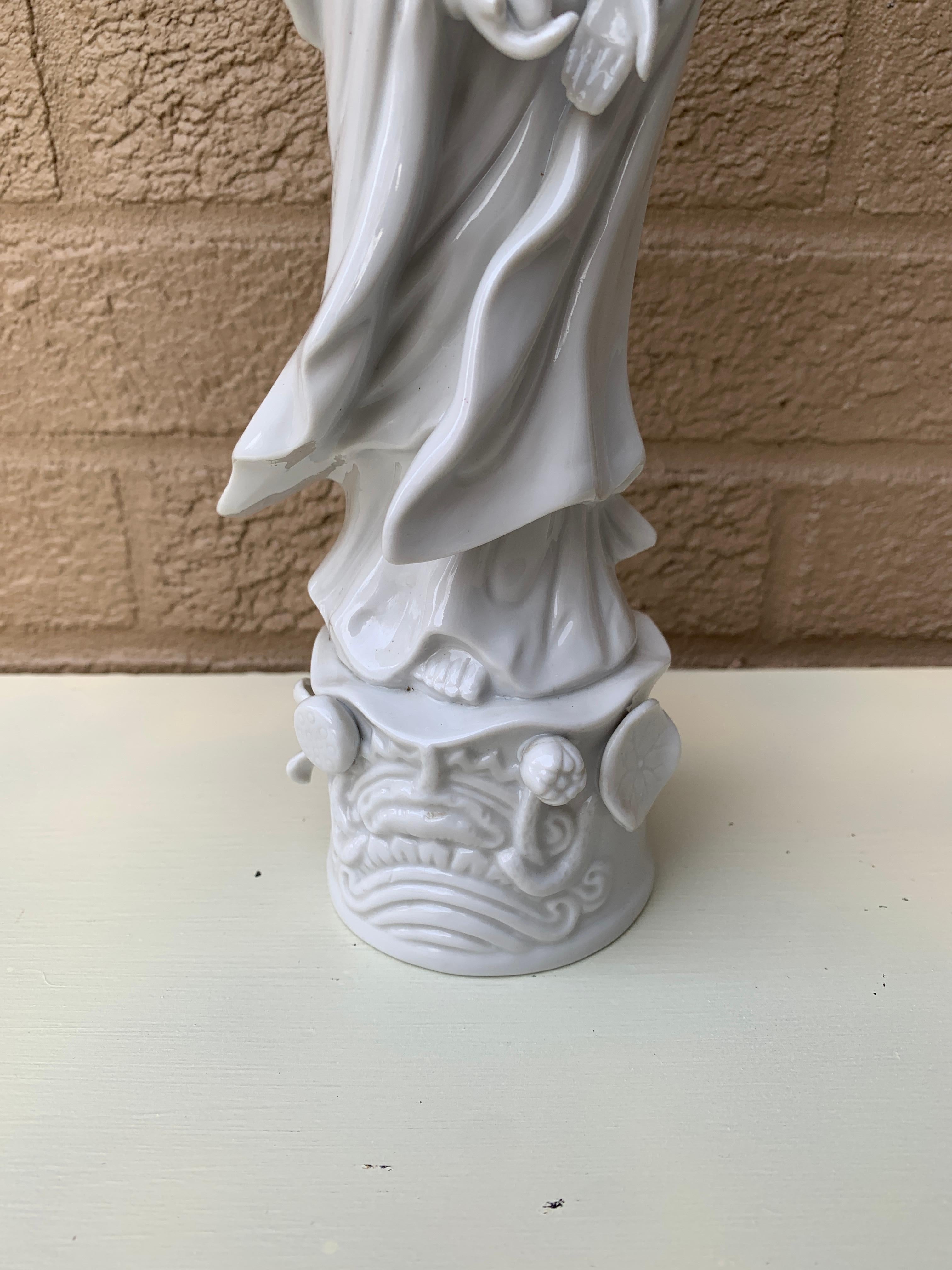 Blanc De Chine Chinoiserie-Porzellanfigur von Quanyin aus Quanyin im Angebot 2