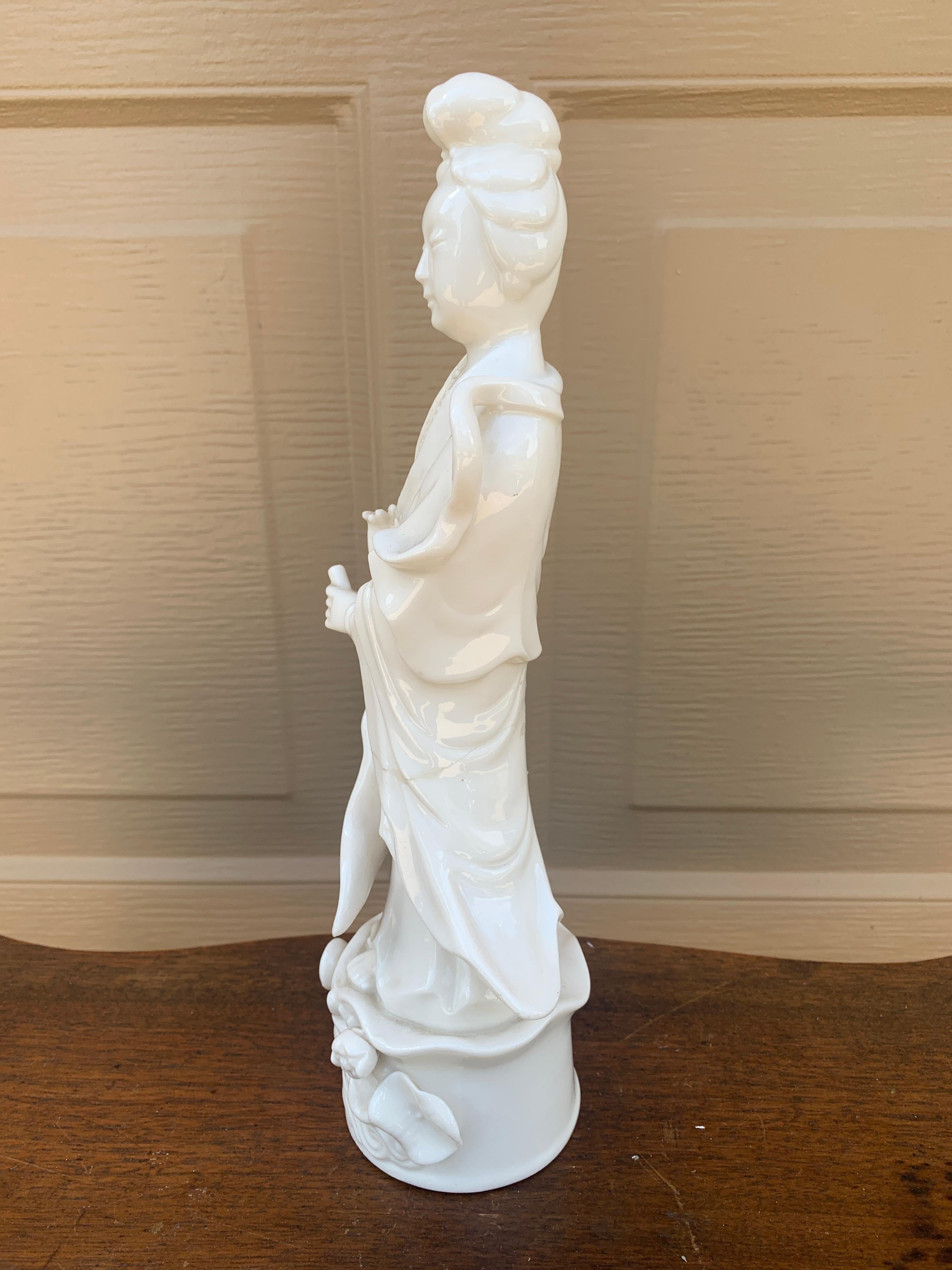 Blanc De Chine Figura de porcelana chinesca de Quanyin en venta 1