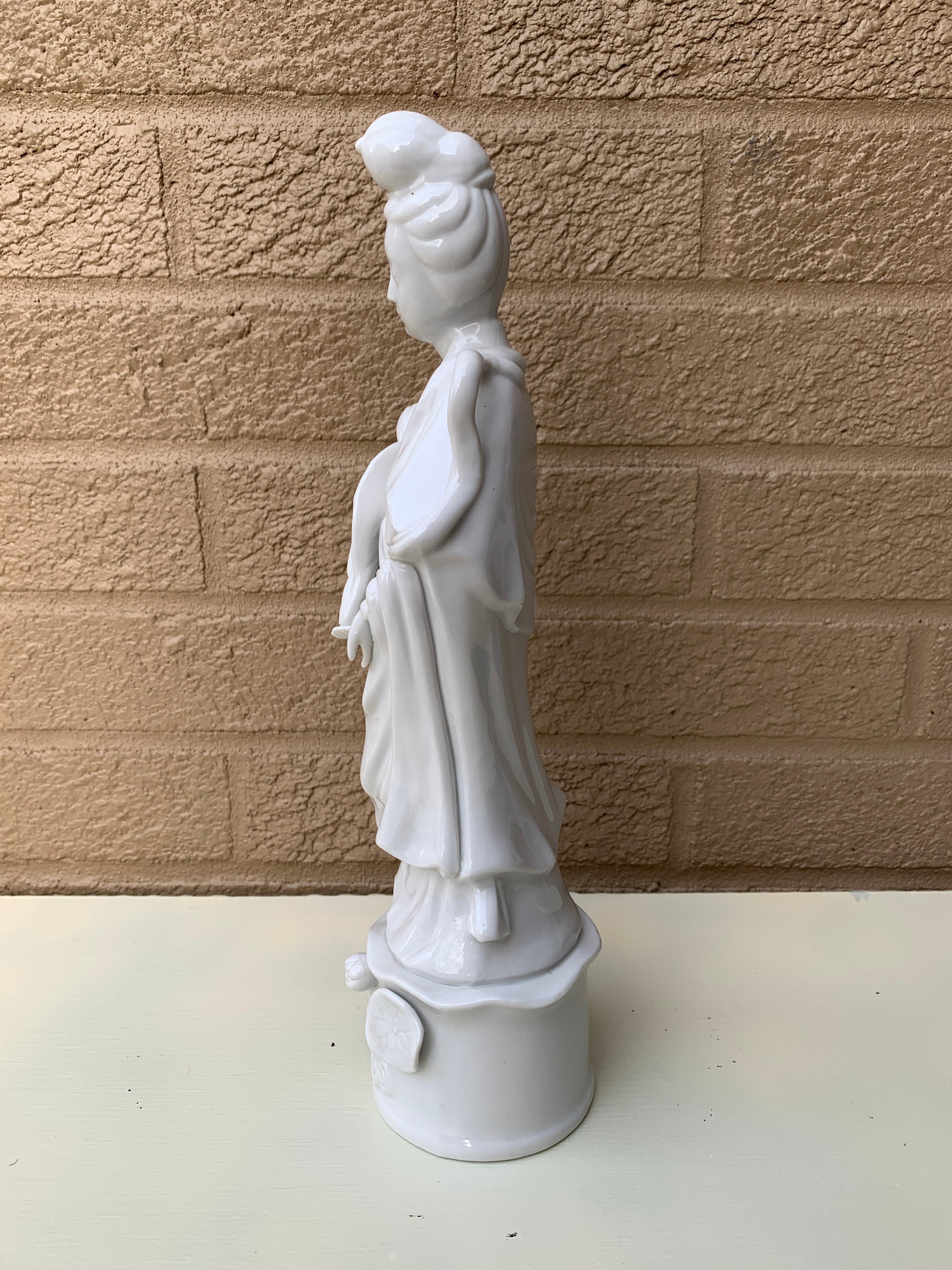 Blanc De Chine Chinoiserie-Porzellanfigur von Quanyin aus Quanyin im Angebot 3