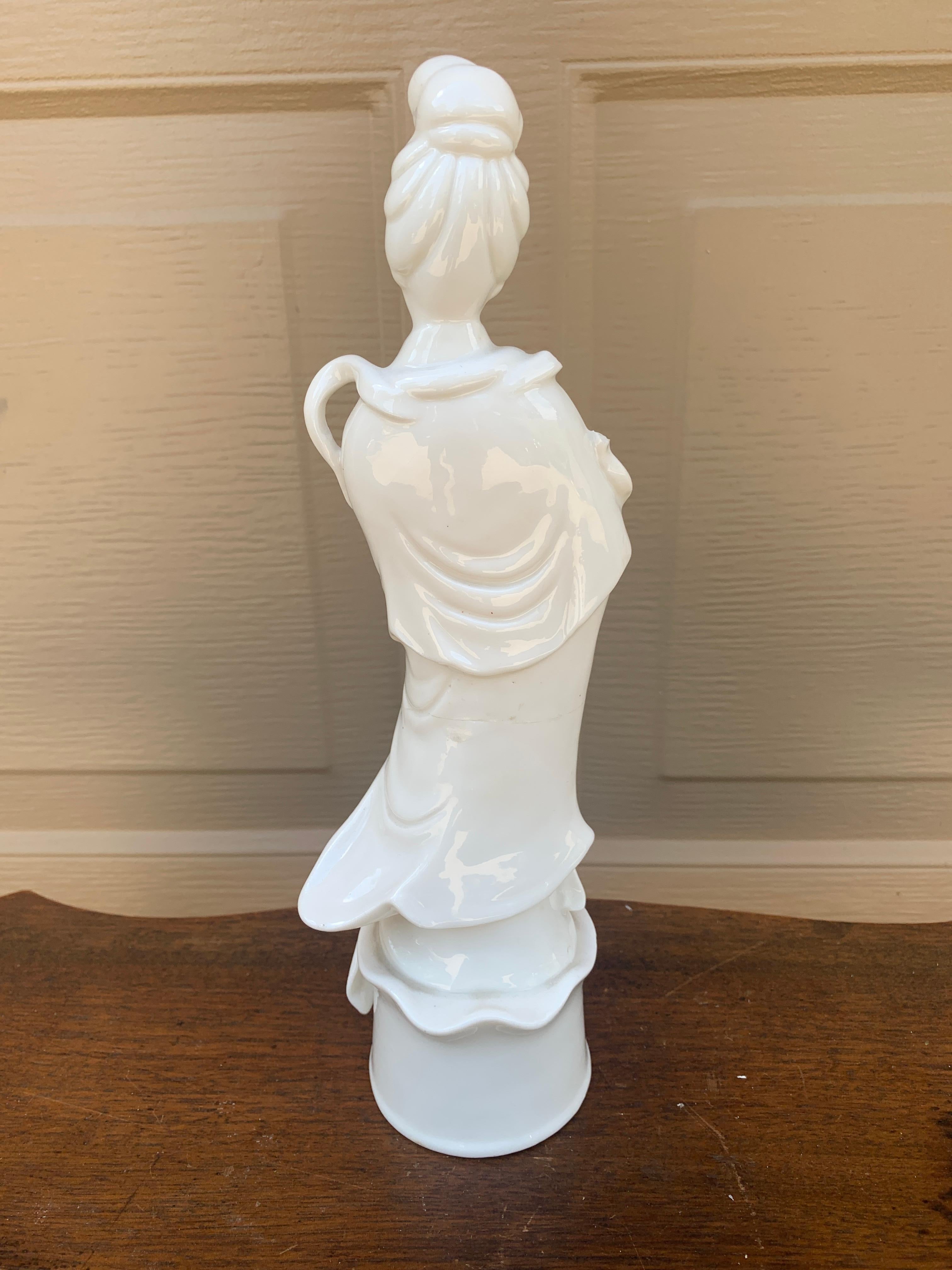 Blanc De Chine Figura de porcelana chinesca de Quanyin en venta 2