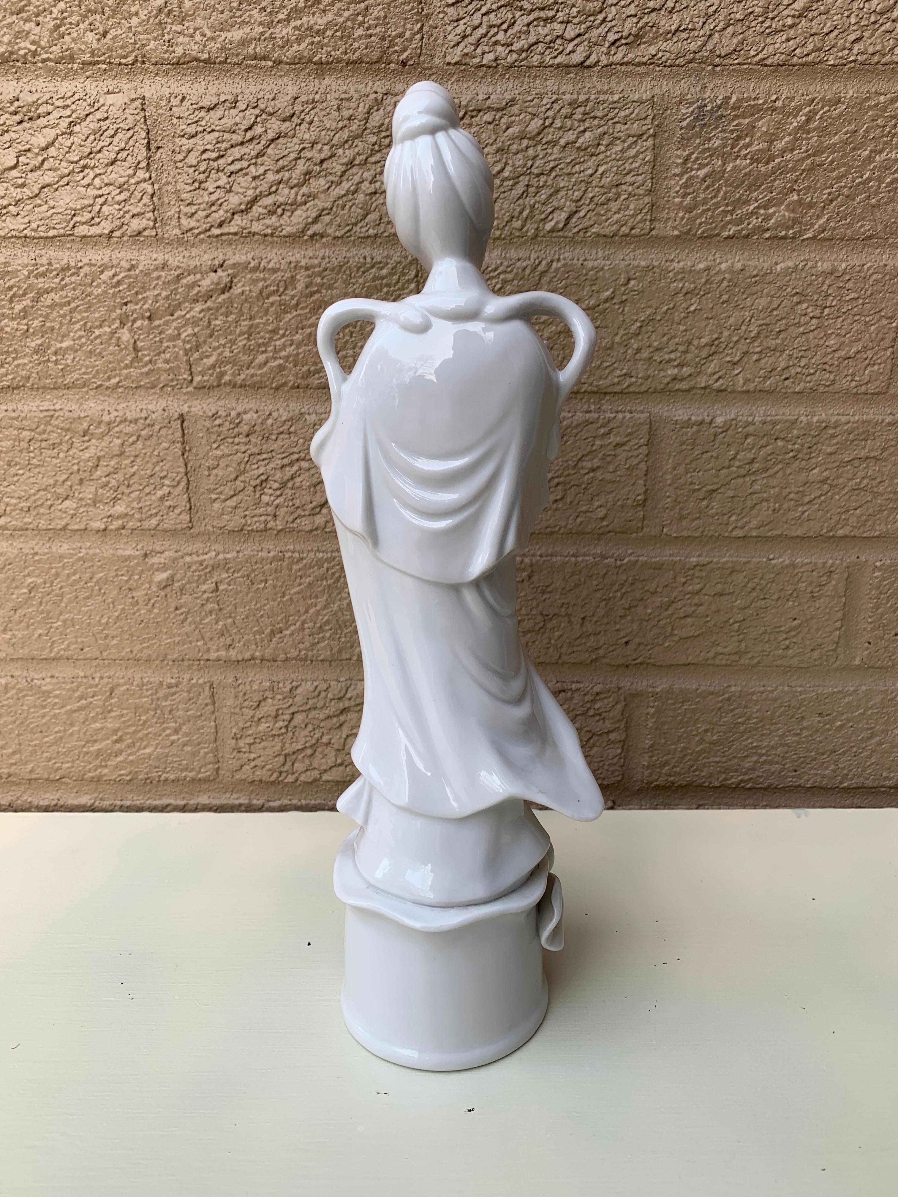 Blanc De Chine Chinoiserie-Porzellanfigur von Quanyin aus Quanyin im Angebot 4