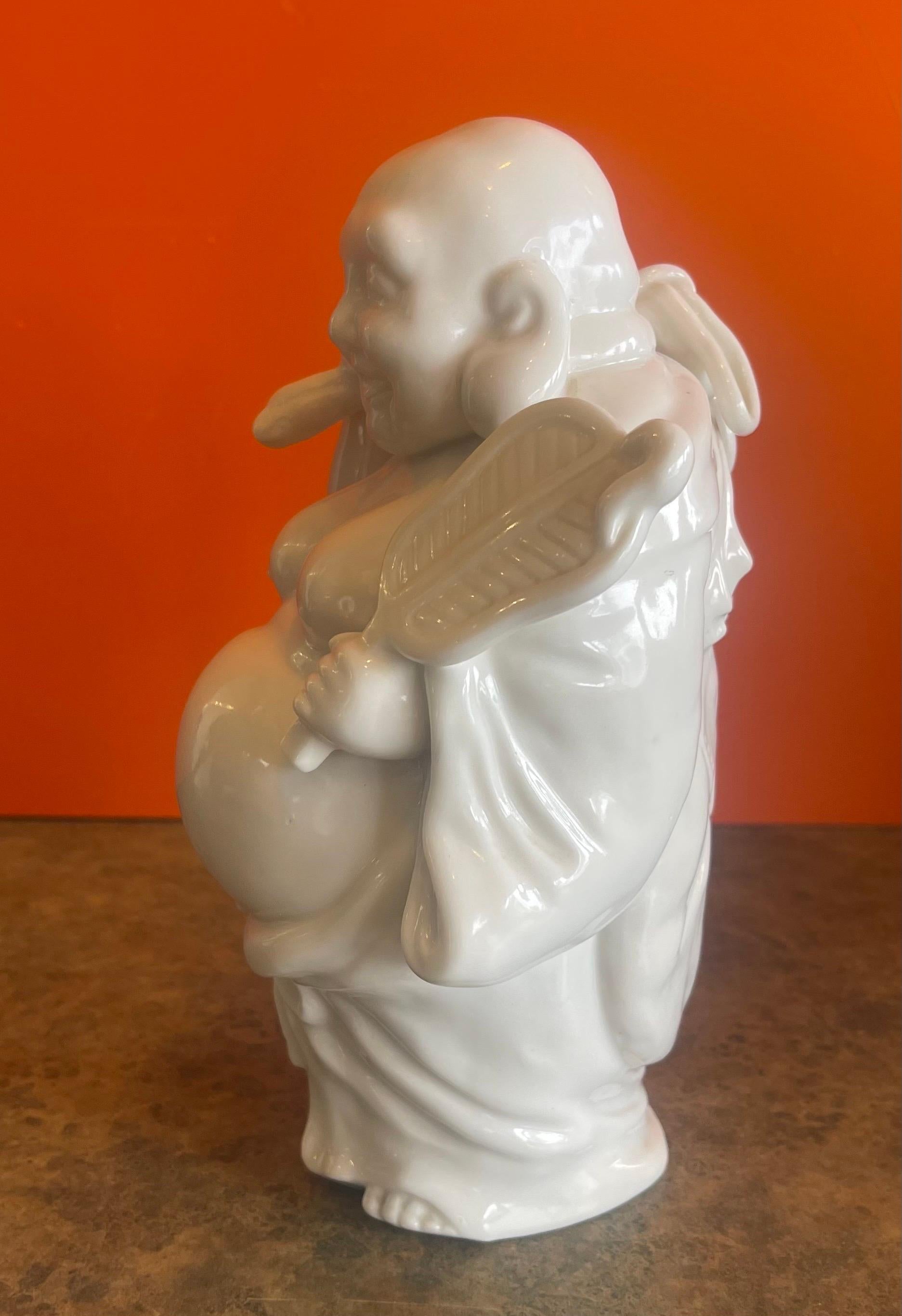 Chinois Sculpture « Bouddha du Bonheur » en Blanc de Chine en vente