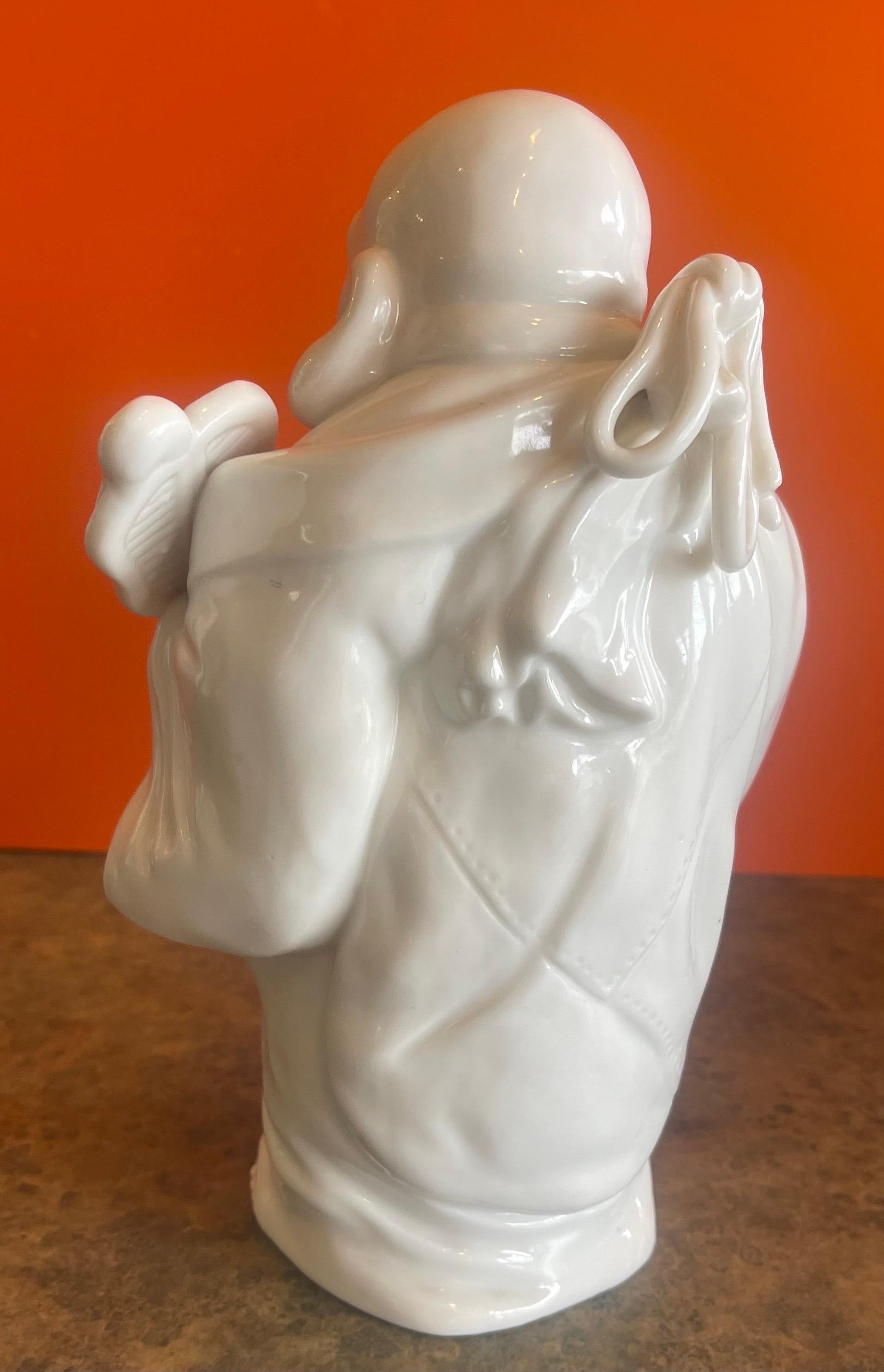 Sculpture « Bouddha du Bonheur » en Blanc de Chine Bon état - En vente à San Diego, CA