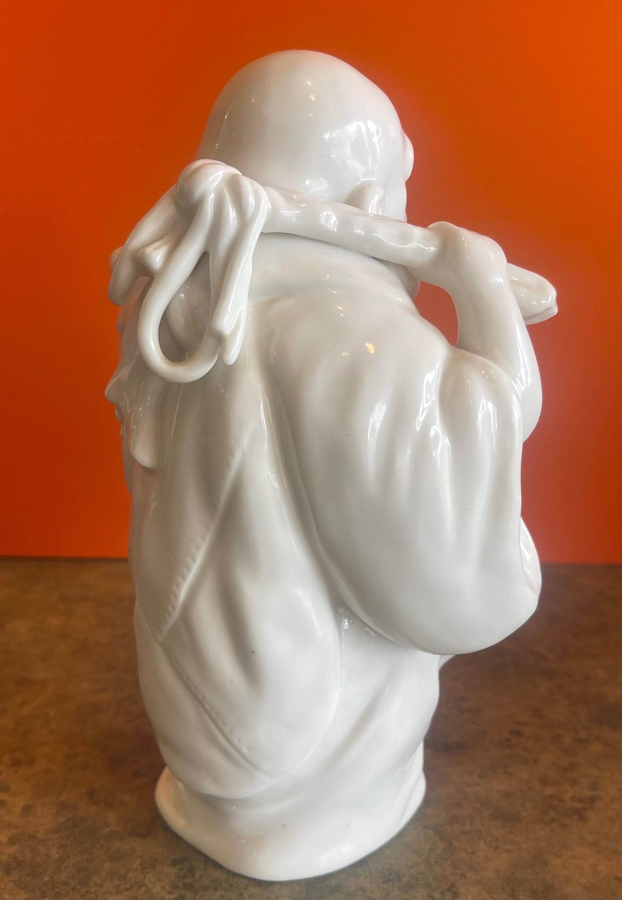 20ième siècle Sculpture « Bouddha du Bonheur » en Blanc de Chine en vente