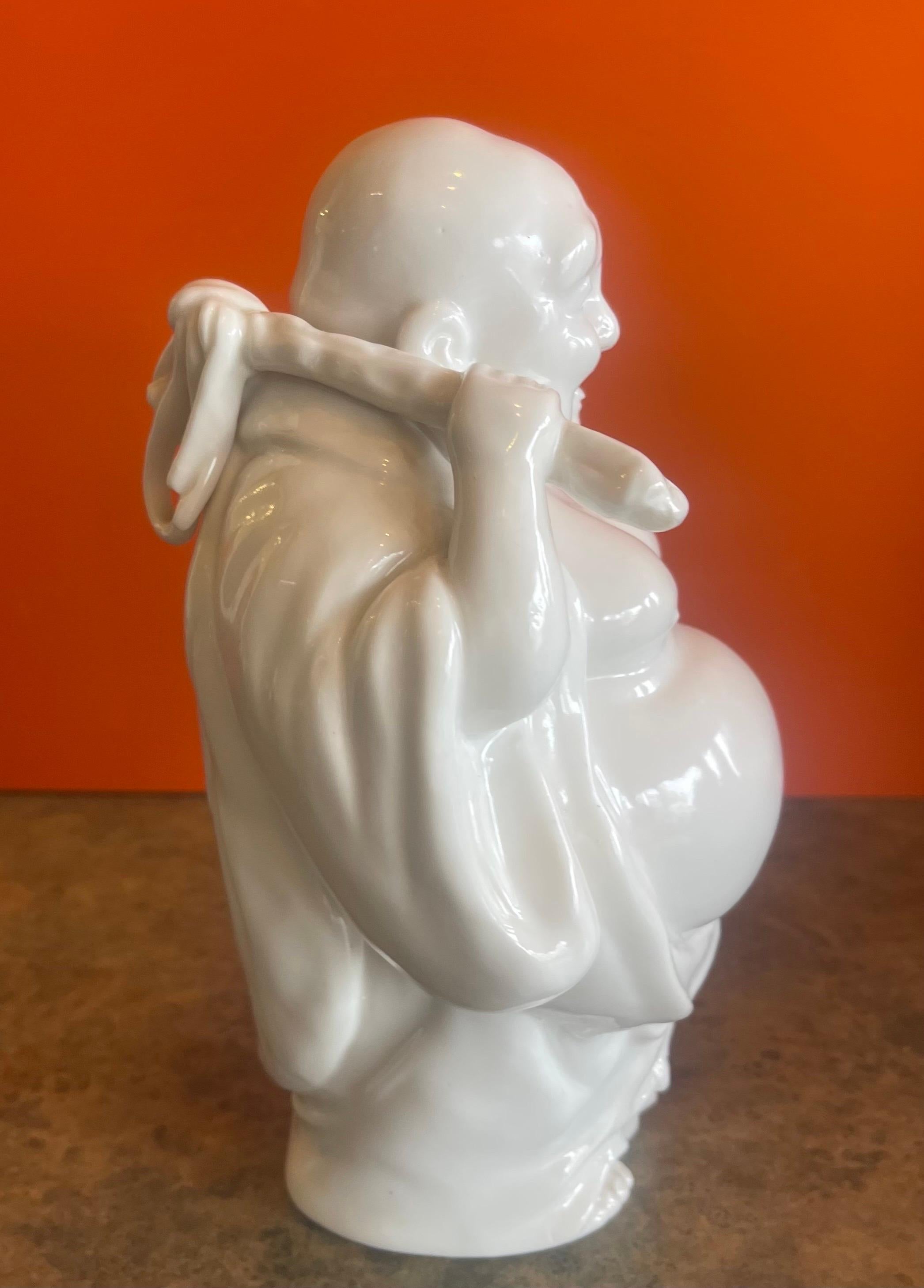 Porcelaine Sculpture « Bouddha du Bonheur » en Blanc de Chine en vente