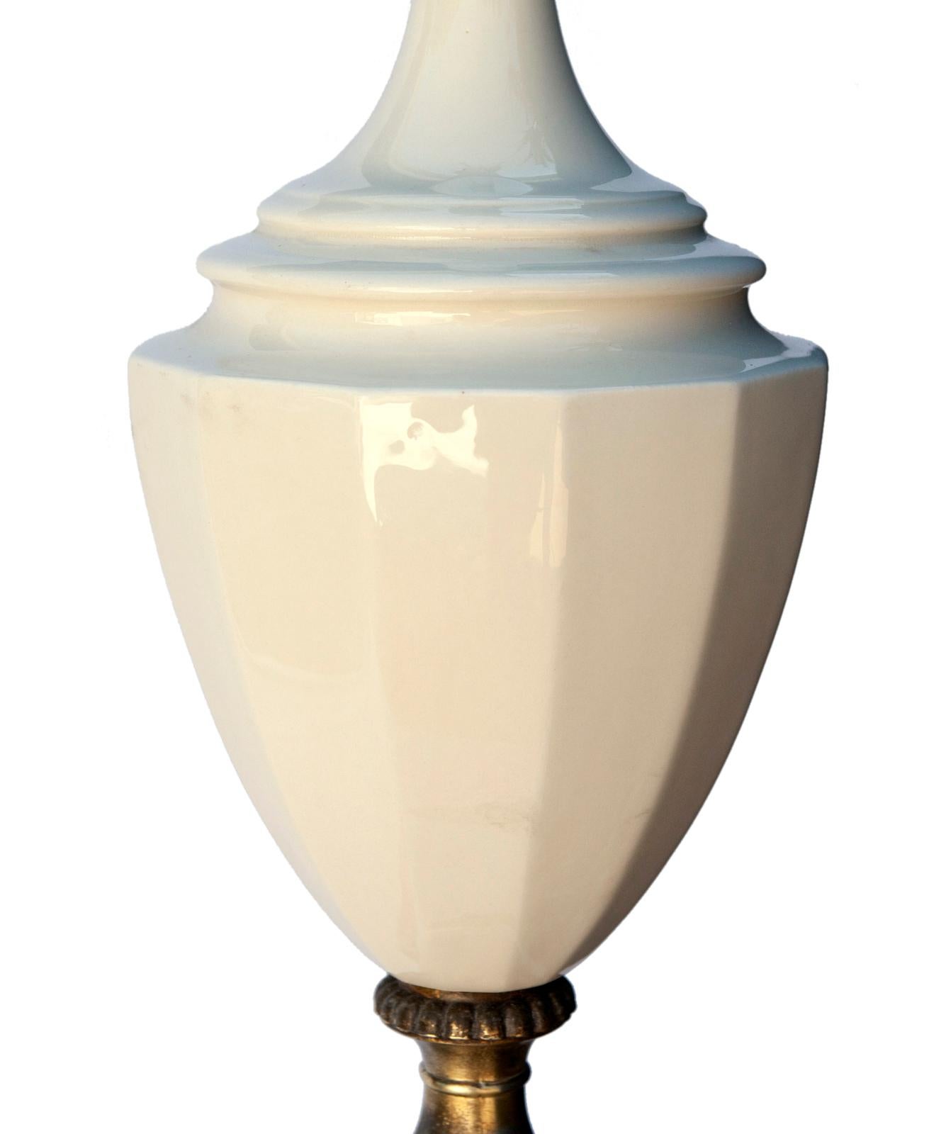 Mid-Century Modern Lampe urne en métal Blanc de Chine sur piédestal  en vente