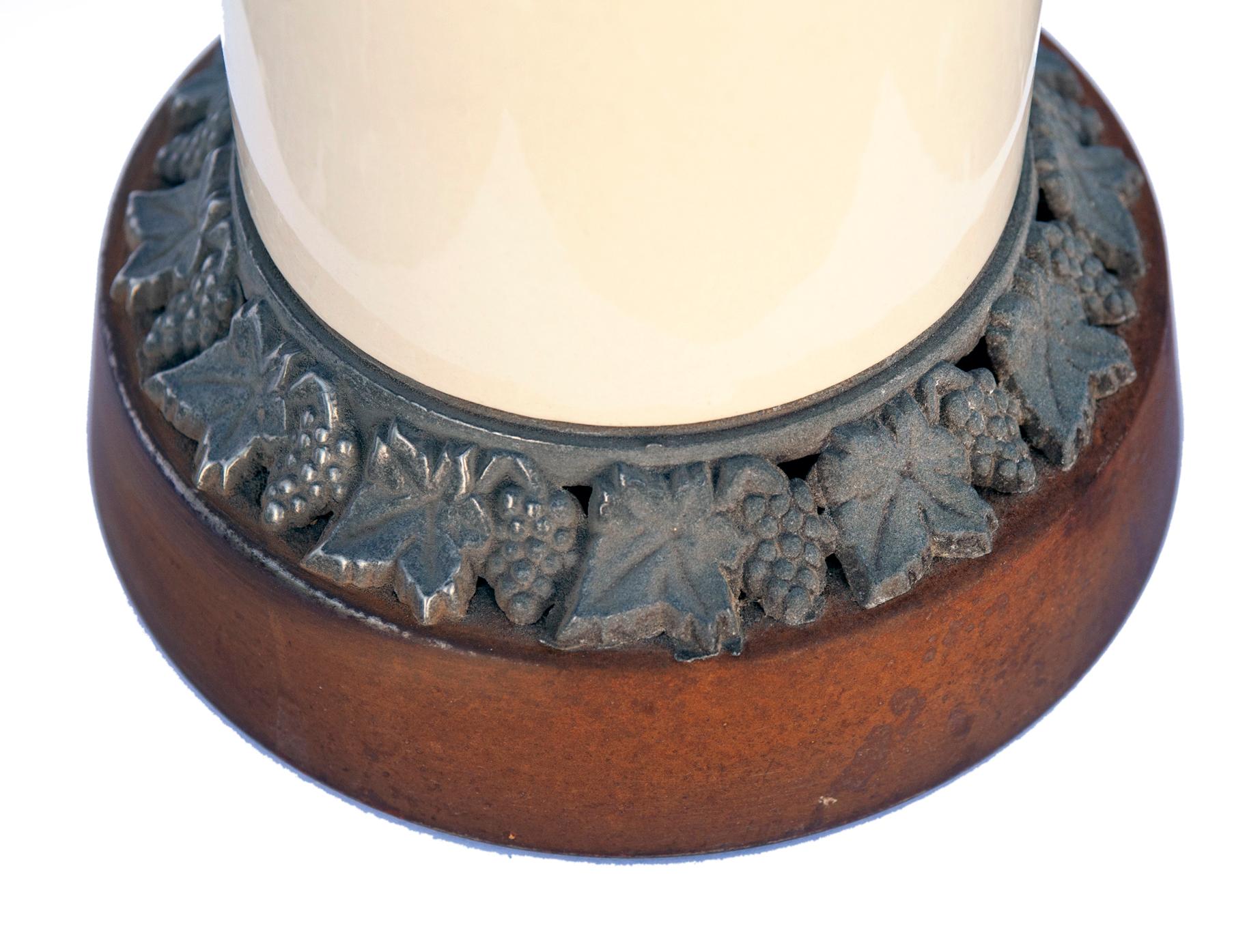 20ième siècle Lampe urne en métal Blanc de Chine sur piédestal  en vente