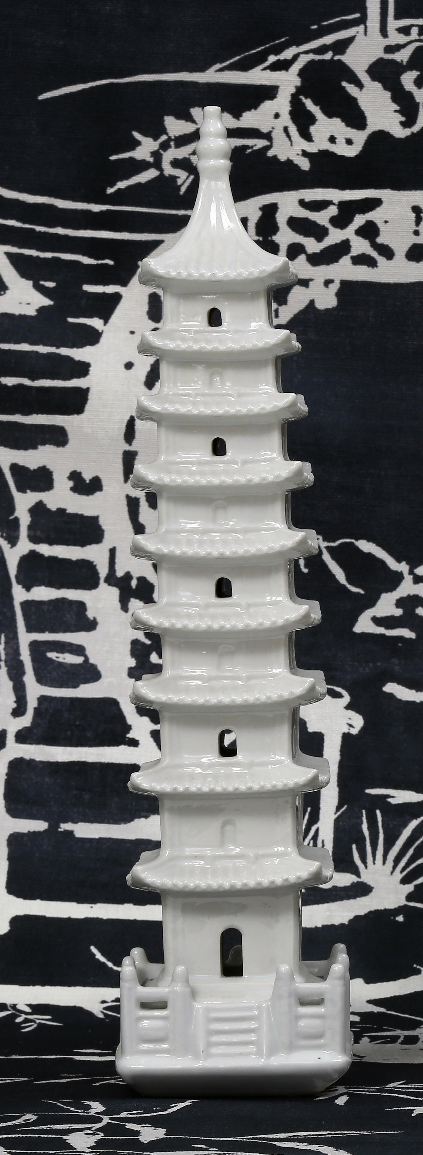 Fait main Paire d'objets d'art Pagodas en porcelaine blanche Blanc de Chine, Chinoiserie en vente