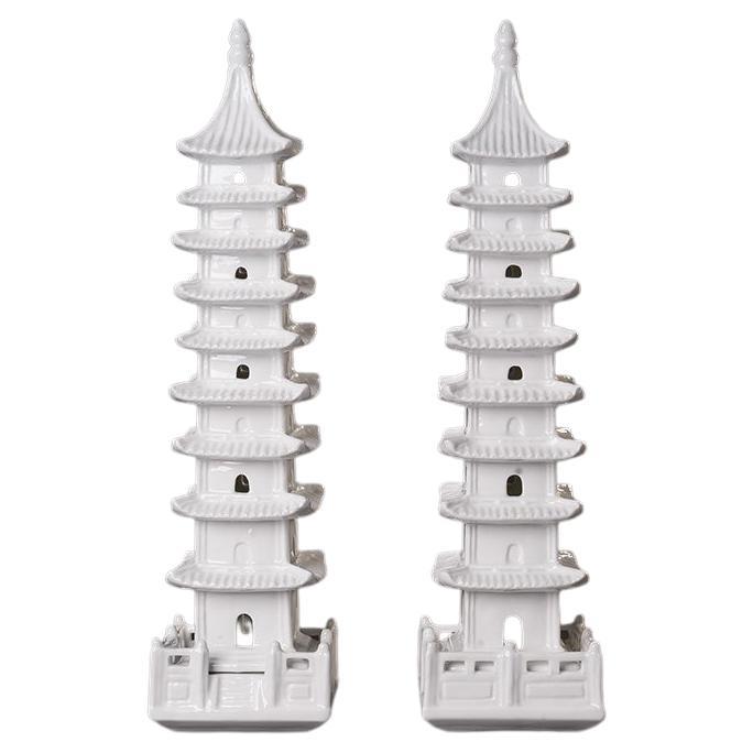 Paire d'objets d'art Pagodas en porcelaine blanche Blanc de Chine, Chinoiserie en vente