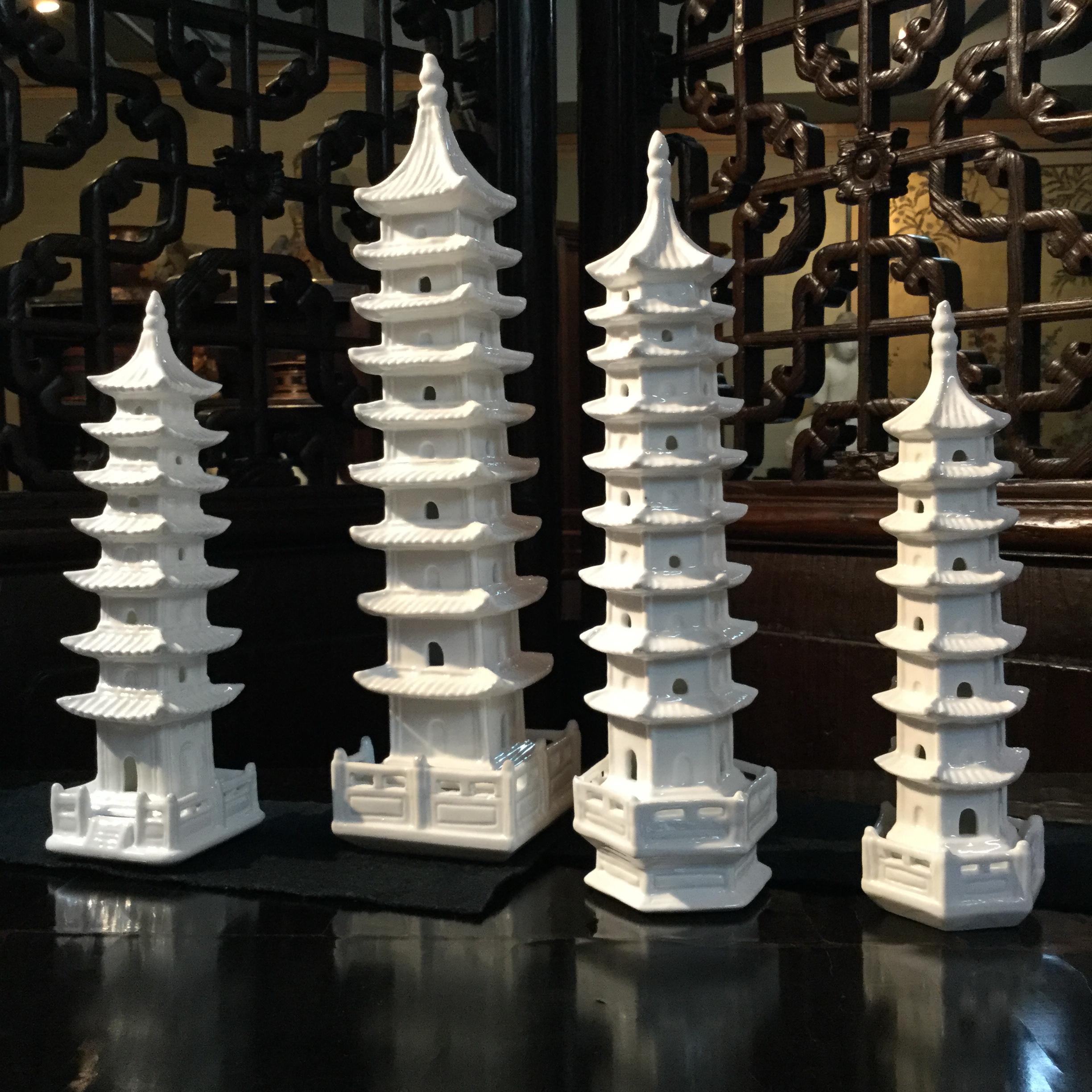 XXIe siècle et contemporain Ensemble de six Pagodas en porcelaine blanche Blanc de Chine, Chinoiserie en vente