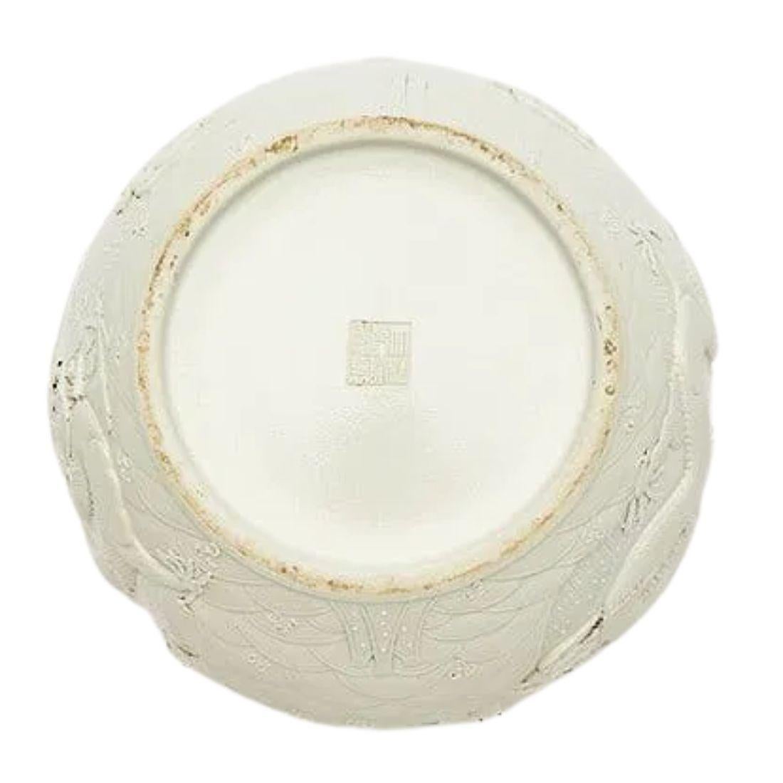 XIXe siècle Blanc De Chine Bol en porcelaine avec motif de dragon en vente