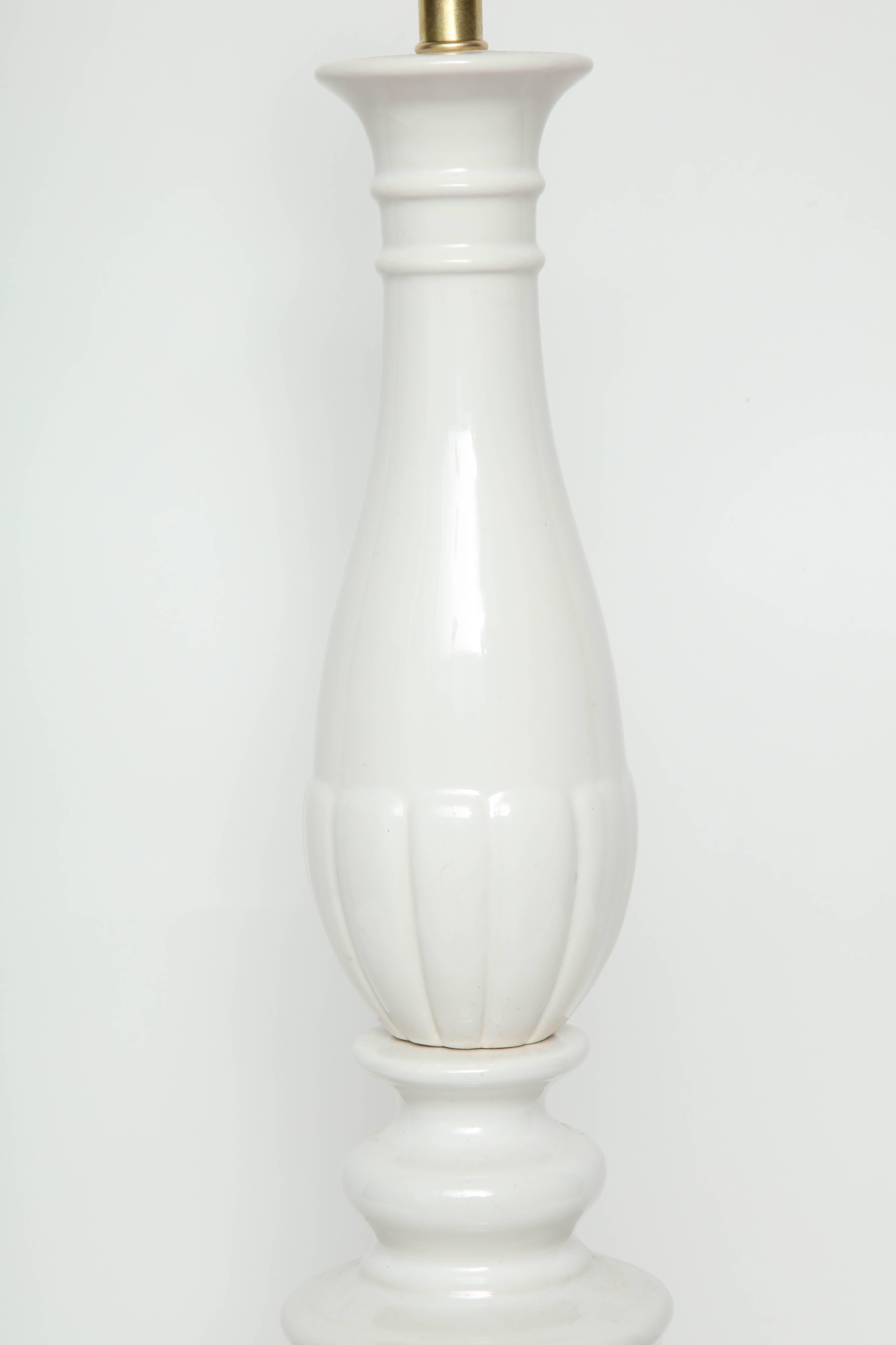 Américain Lampes en porcelaine à balustre blanc de Chine en vente