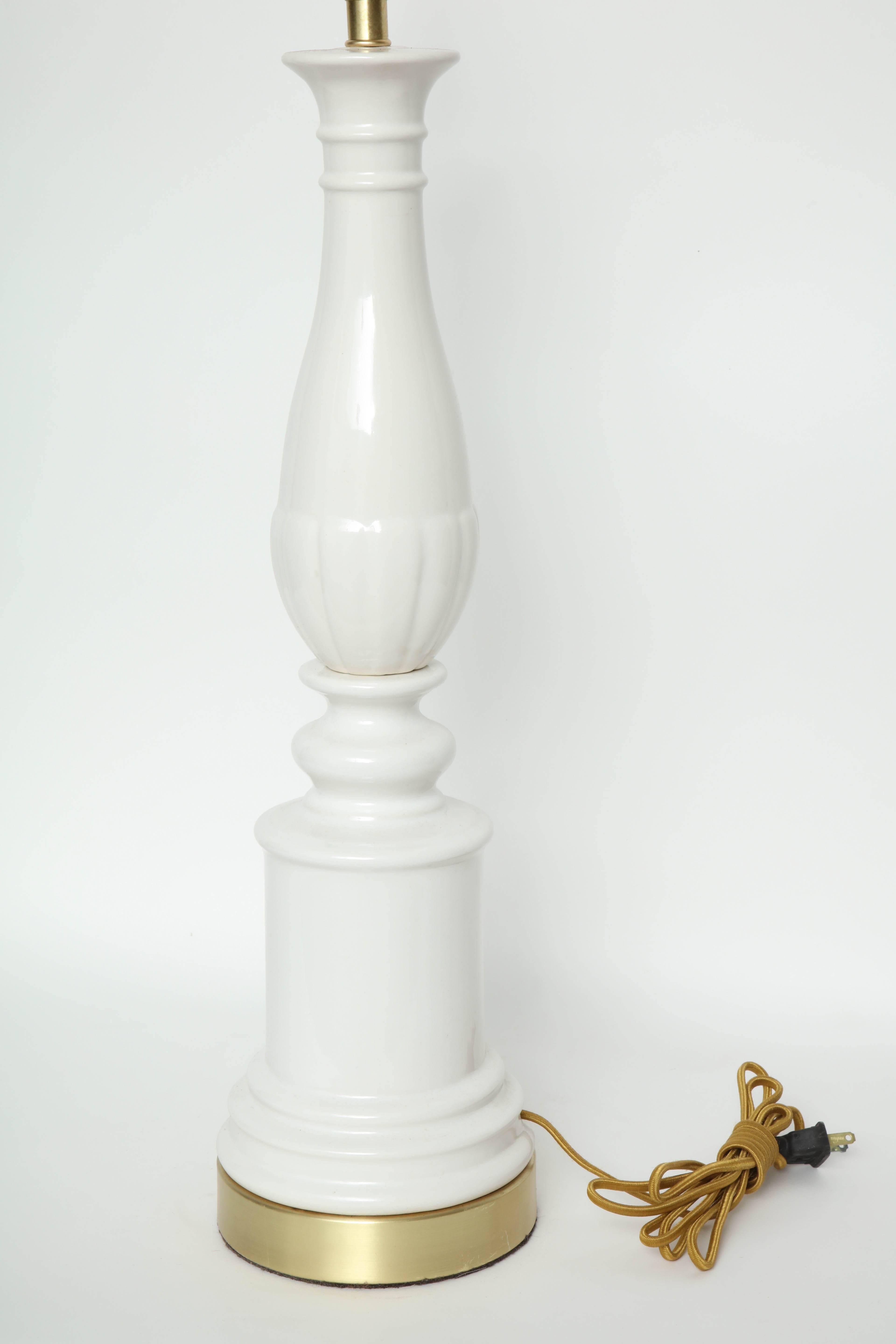 Lampes en porcelaine à balustre blanc de Chine Excellent état - En vente à New York, NY