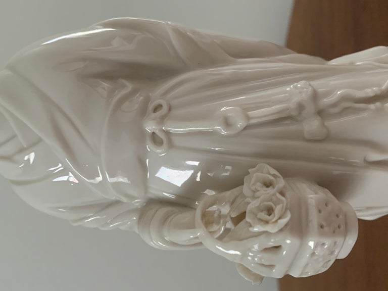 Blanc De Chine Porcelain Woman with Flowers In Good Condition For Sale In Elkhart, IN