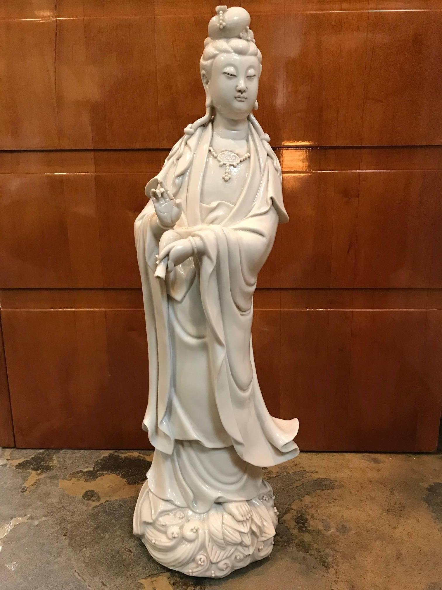 Blanc de Chine Quan Yin with Vase In Good Condition In Dallas, TX