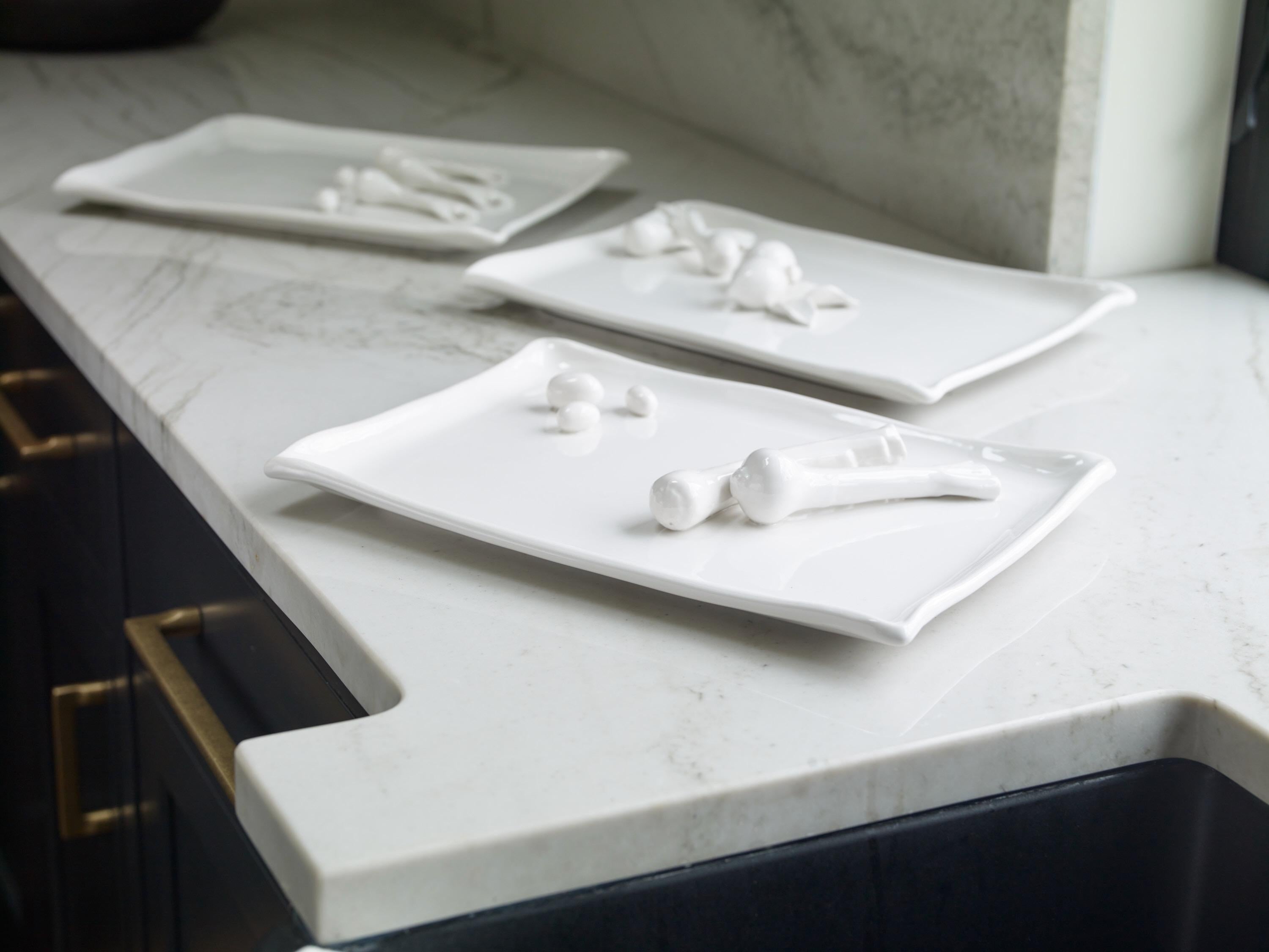 Elegancia clásica y minimalista en blanco.

Una bandeja de blanc de chine adornada con cebolletas y aceitunas tridimensionales es una pieza de arte funcional para la mesa.  Fabricado en Italia para El León de las Crines.

The Mane Lion se fundó en