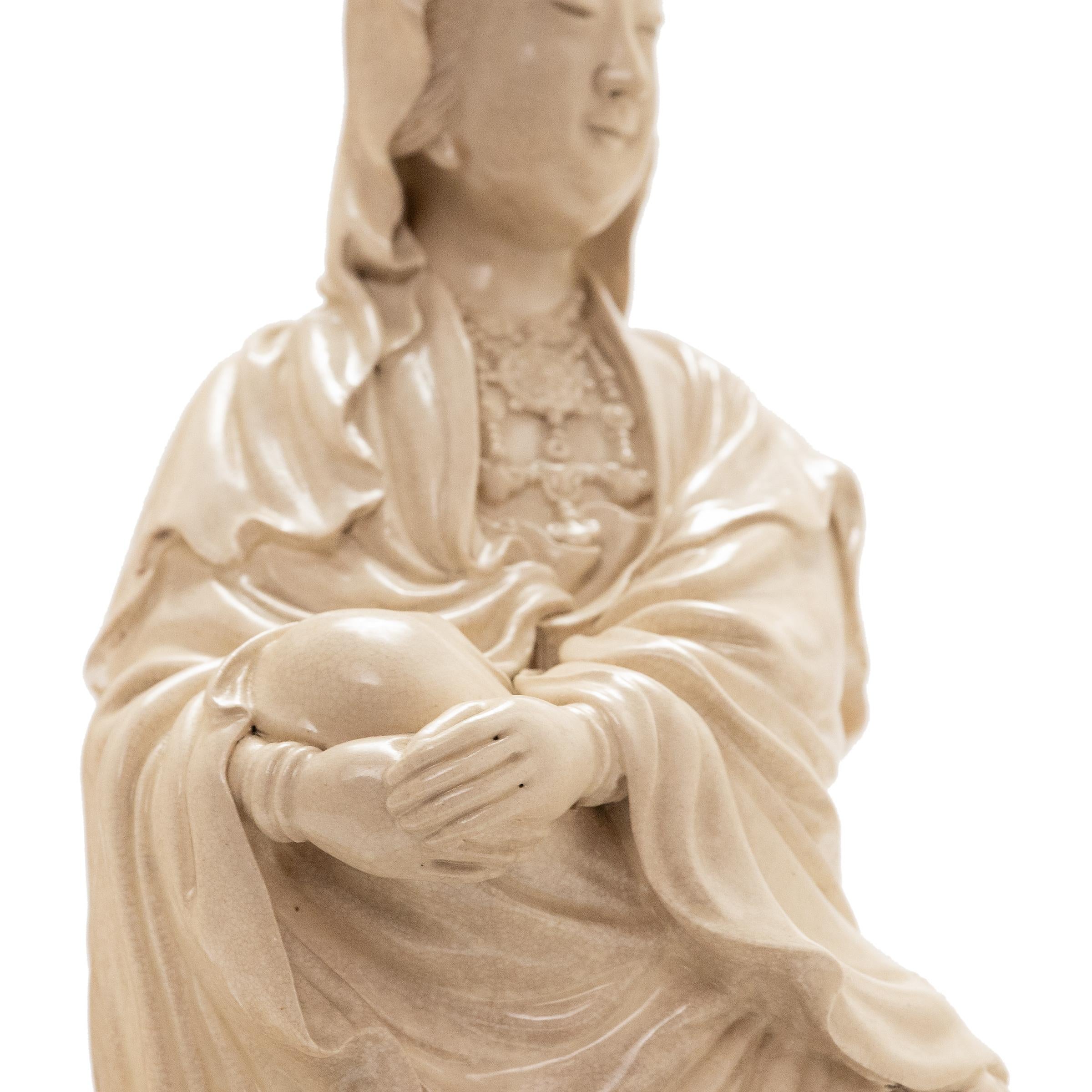 Chinois Sculpture Guanyin assise Blanc de Chine, vers 1900 en vente