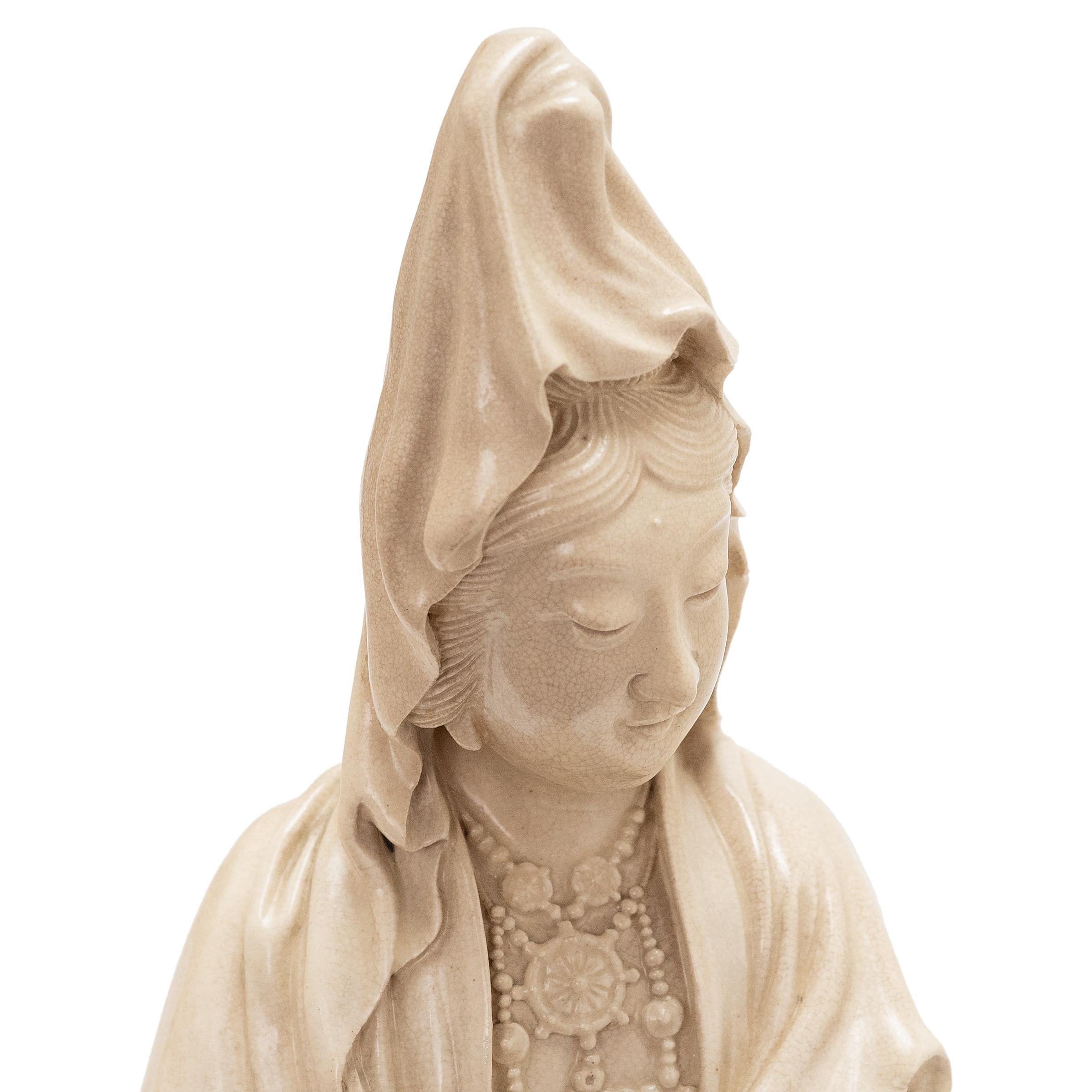 Vernissé Sculpture Guanyin assise Blanc de Chine, vers 1900 en vente