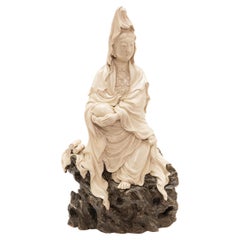 Sitzende Guanyin-Skulptur aus Blanc de Chine, um 1900