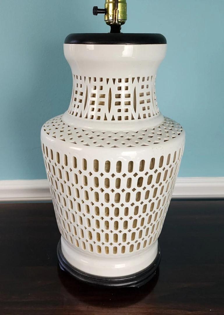 Lampe de bureau Blanc de Chine en porcelaine avec lumière interne en vente 4