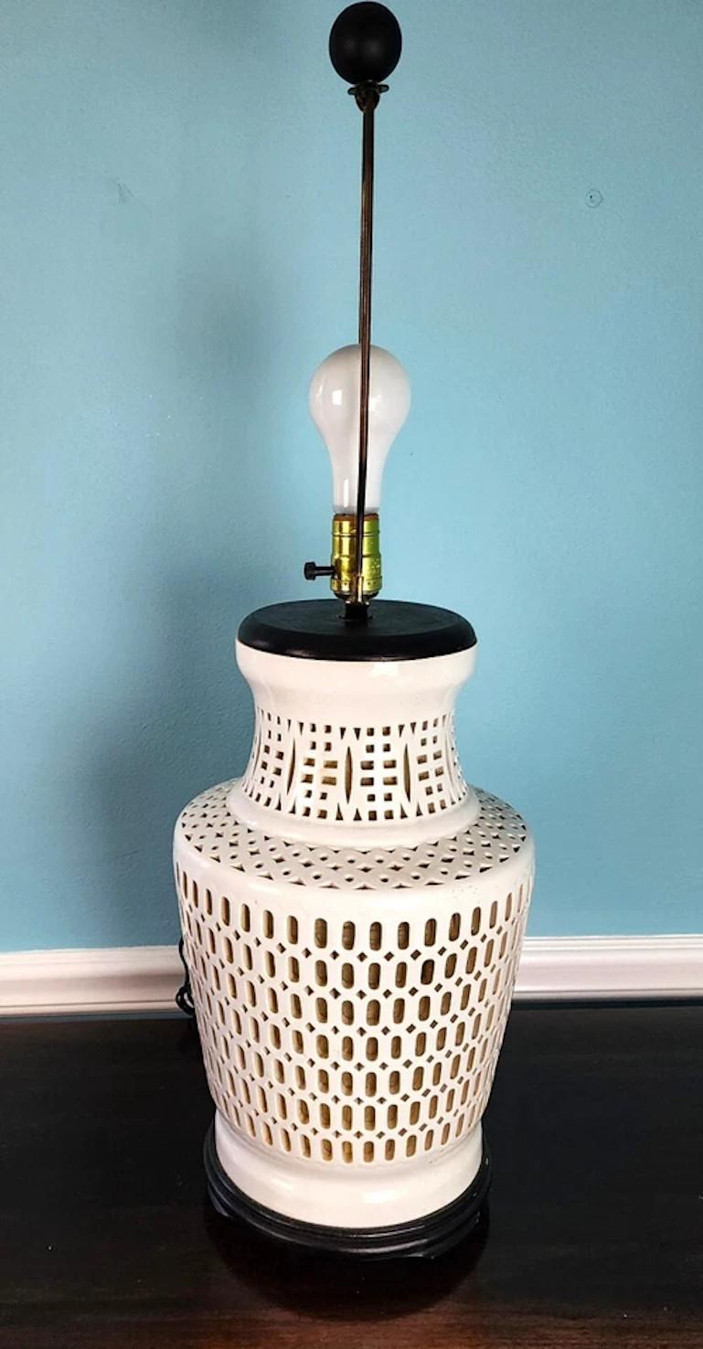 Lampe de bureau Blanc de Chine en porcelaine avec lumière interne en vente 5
