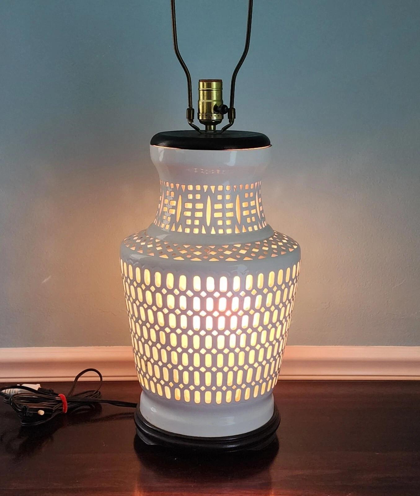 Pour une description complète de l'article, cliquez sur Plus de détails ci-dessous.

L'une de nos récentes acquisitions d'objets d'art de Palm Beach est une collection d'objets d'art d'une valeur de 1,5 million d'euros.
Lampe de table asiatique en