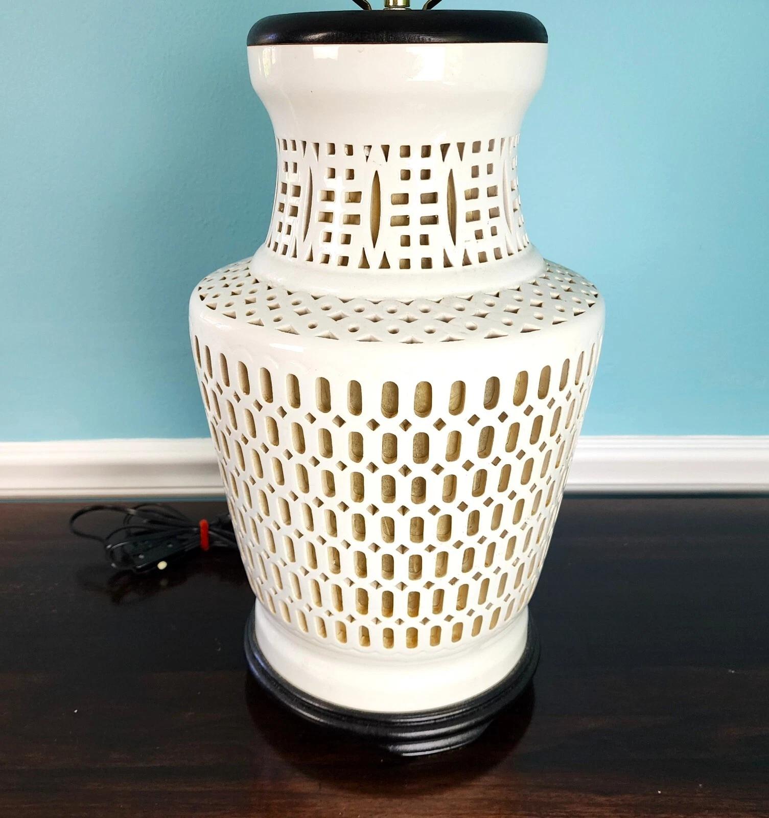 Chinoiseries Lampe de bureau Blanc de Chine en porcelaine avec lumière interne en vente