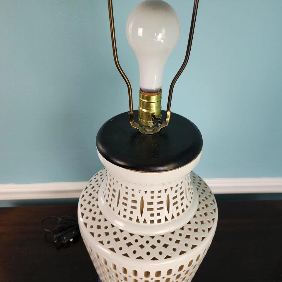 Lampe de bureau Blanc de Chine en porcelaine avec lumière interne Bon état - En vente à Lake Worth, FL