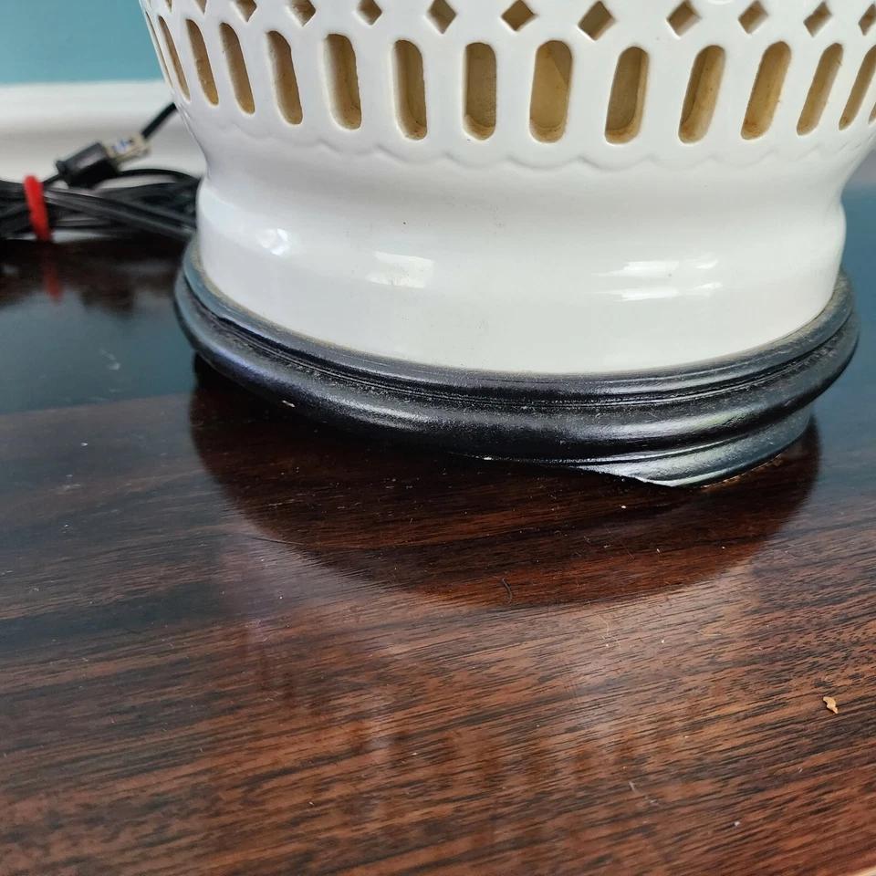 Porcelaine Lampe de bureau Blanc de Chine en porcelaine avec lumière interne en vente