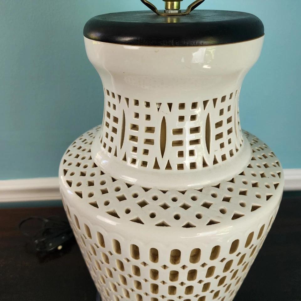 Lampe de bureau Blanc de Chine en porcelaine avec lumière interne en vente 1