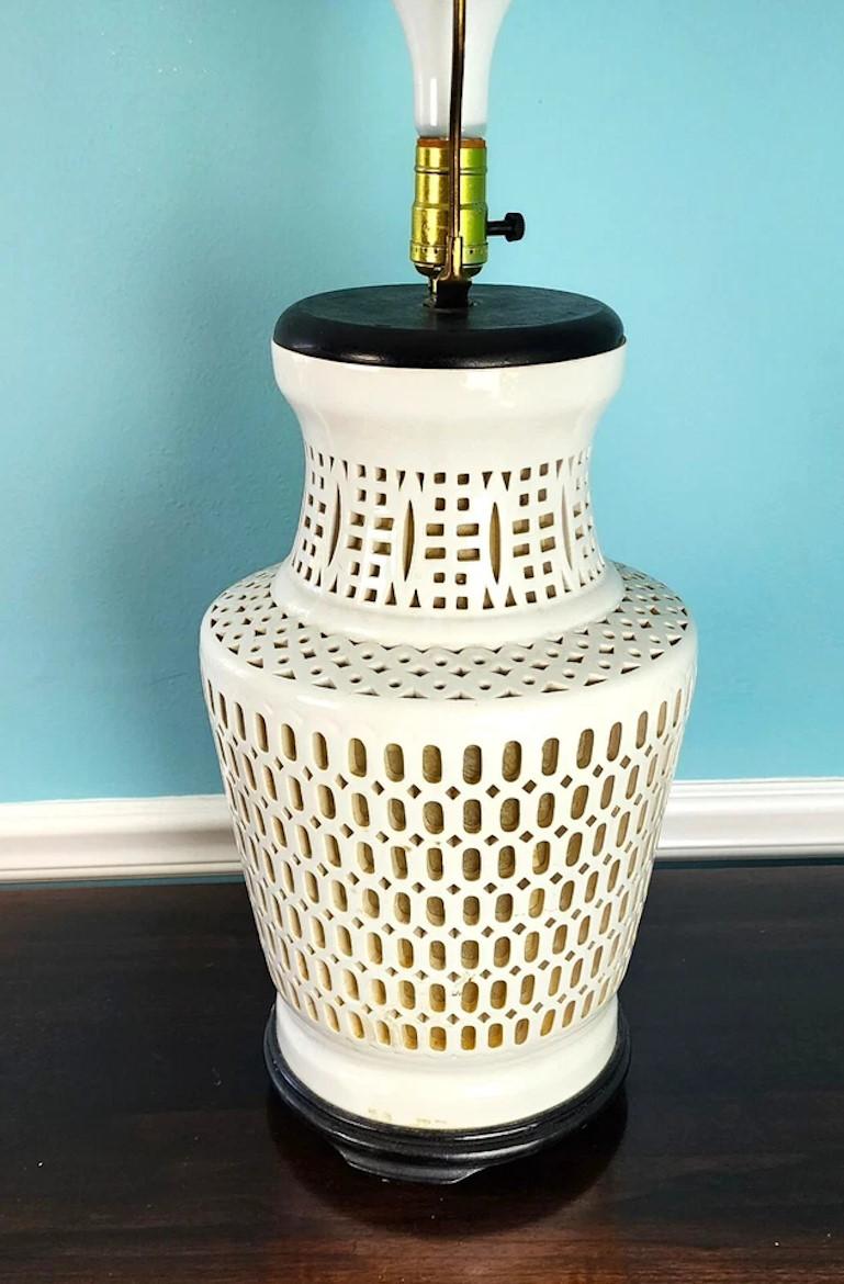 Lampe de bureau Blanc de Chine en porcelaine avec lumière interne en vente 2